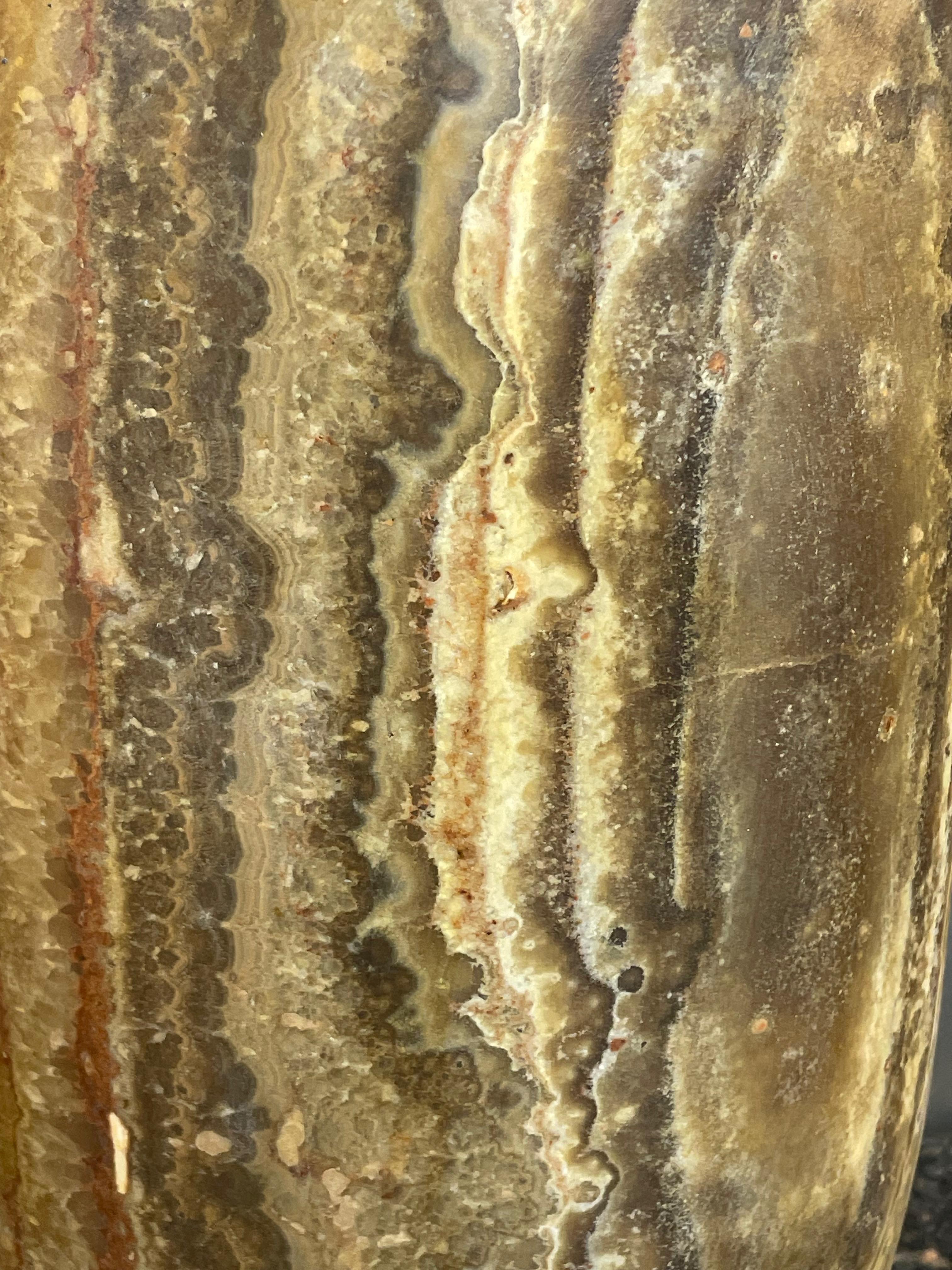 XXI secolo e contemporaneo Vaso grande in alabastro marrone scuro e crema, Egitto, Contemporary in vendita