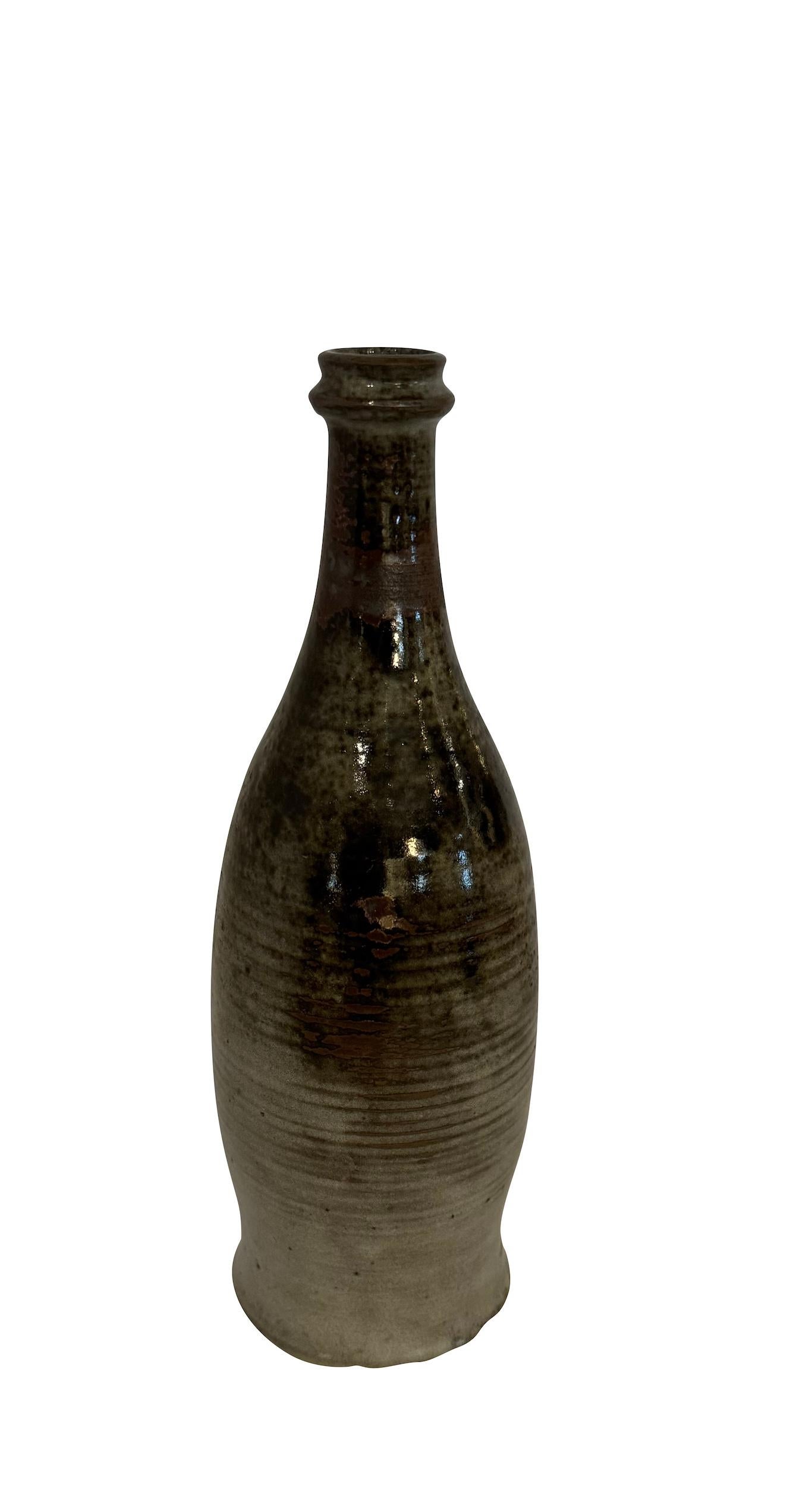 Vase italien du milieu du siècle en céramique à côtes horizontales.
Forme de la bouteille.
Motif d'éclaboussures en olive claire et brun foncé.  