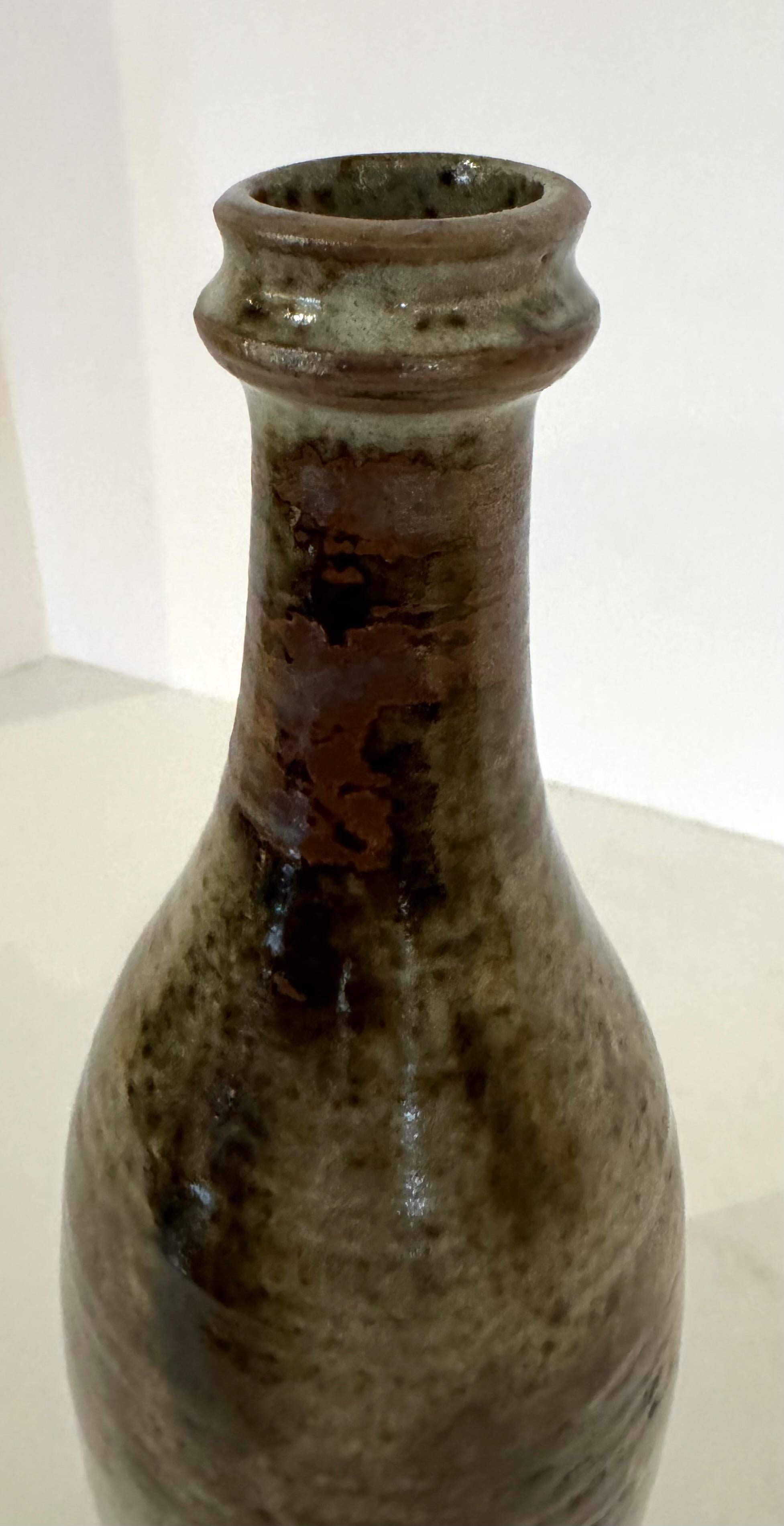 italien Vase en forme de bouteille à côtes horizontales, brun foncé et olive clair, Italie, milieu du siècle dernier en vente