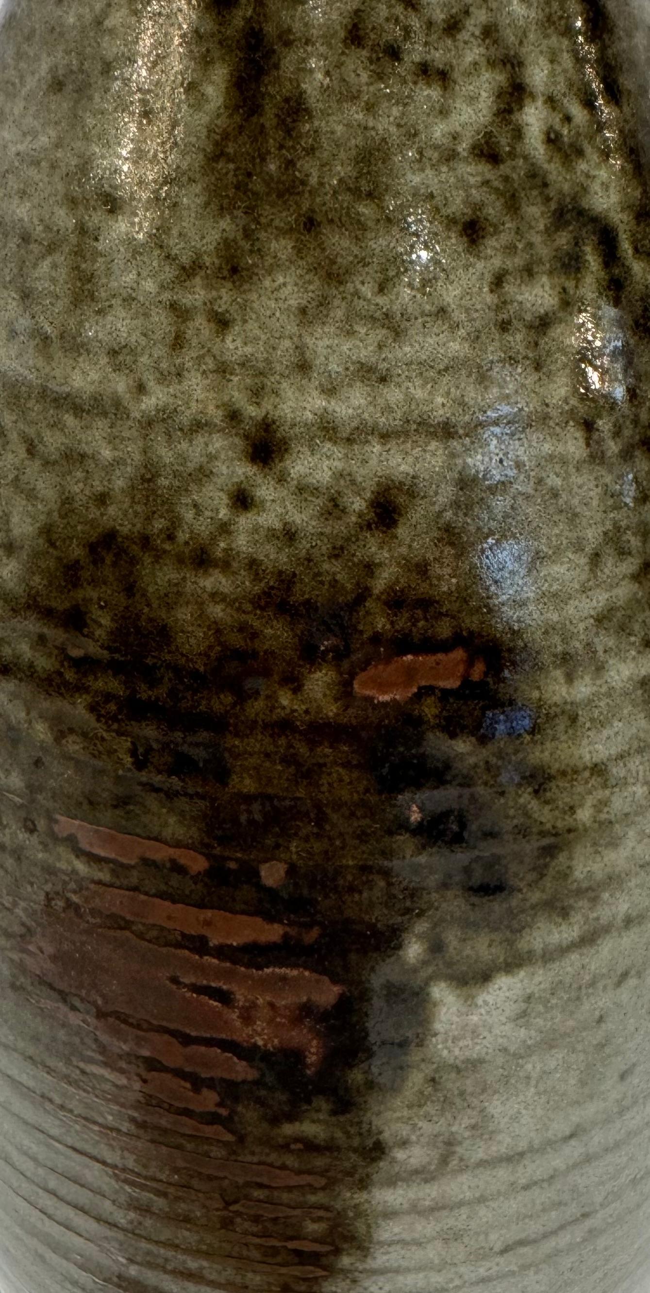 Vase en forme de bouteille à côtes horizontales, brun foncé et olive clair, Italie, milieu du siècle dernier Bon état - En vente à New York, NY