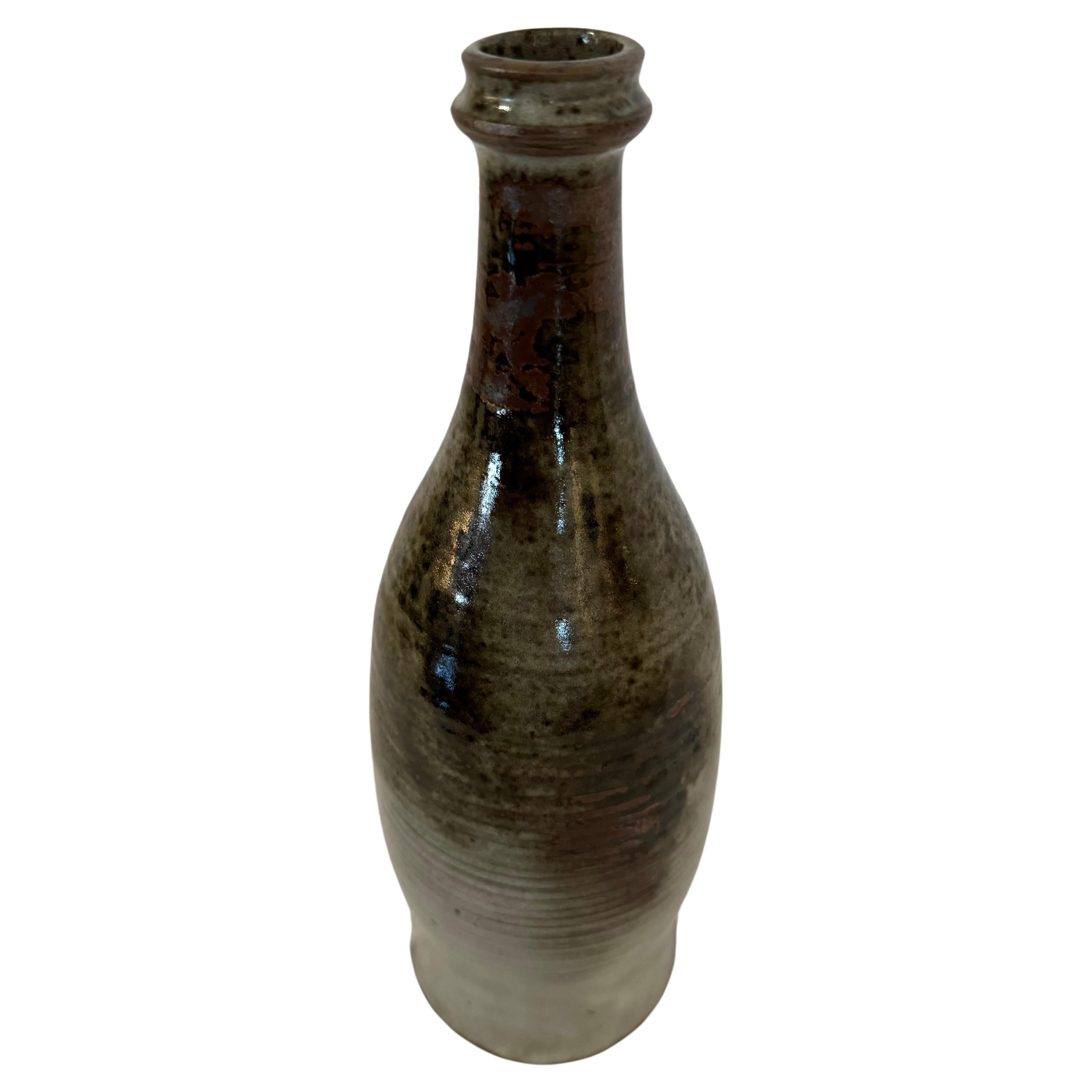 Vase en forme de bouteille à côtes horizontales, brun foncé et olive clair, Italie, milieu du siècle dernier en vente