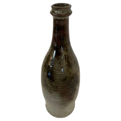 Jarrón en forma de botella con nervaduras horizontales, marrón oscuro y oliva claro, Italia, Mediados de siglo