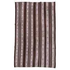 Kilim vintage brun foncé et blanc cassé