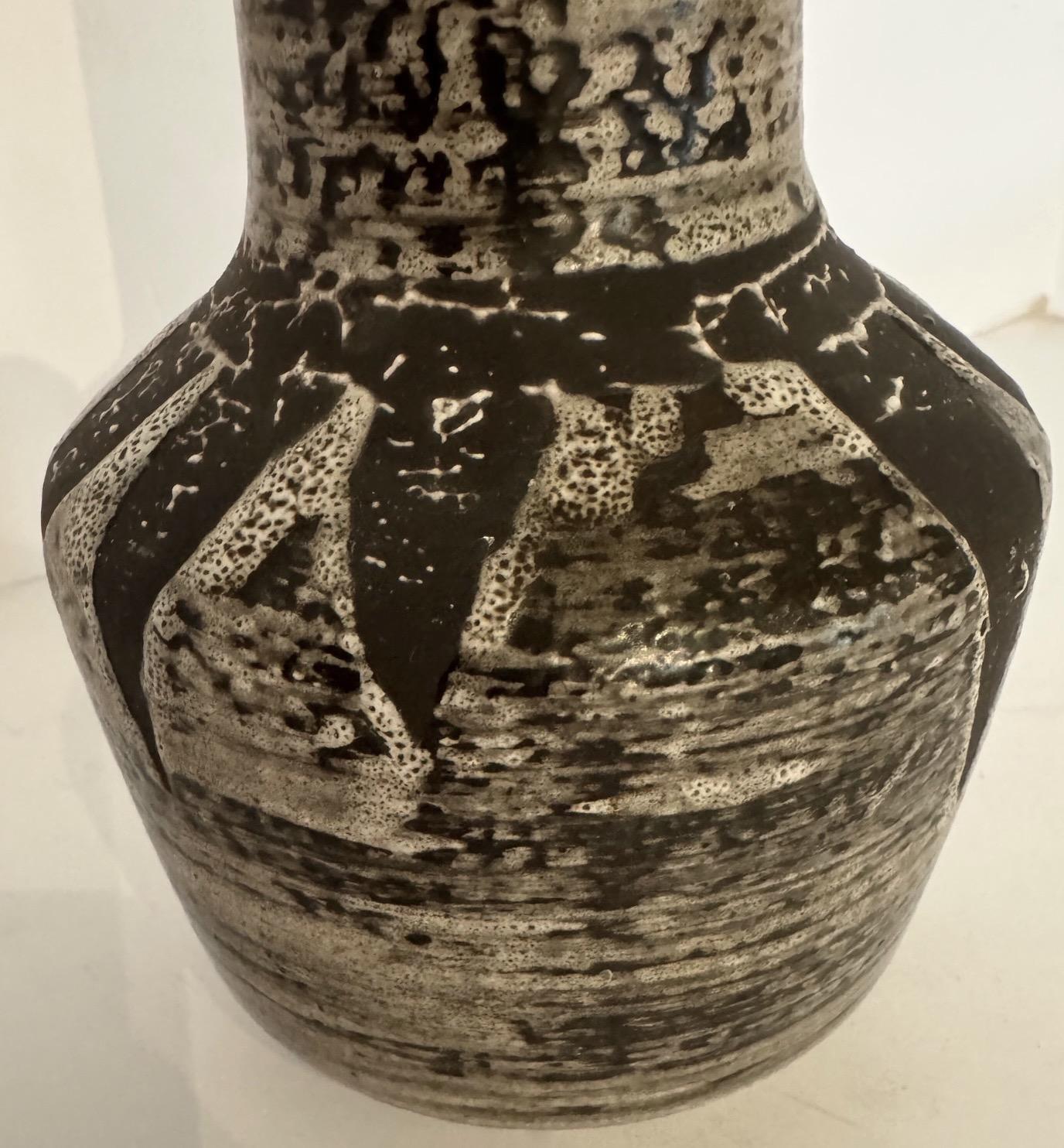 Italiano Brocca in ceramica dal design marrone scuro e marrone scuro, Italia, metà del secolo scorso in vendita