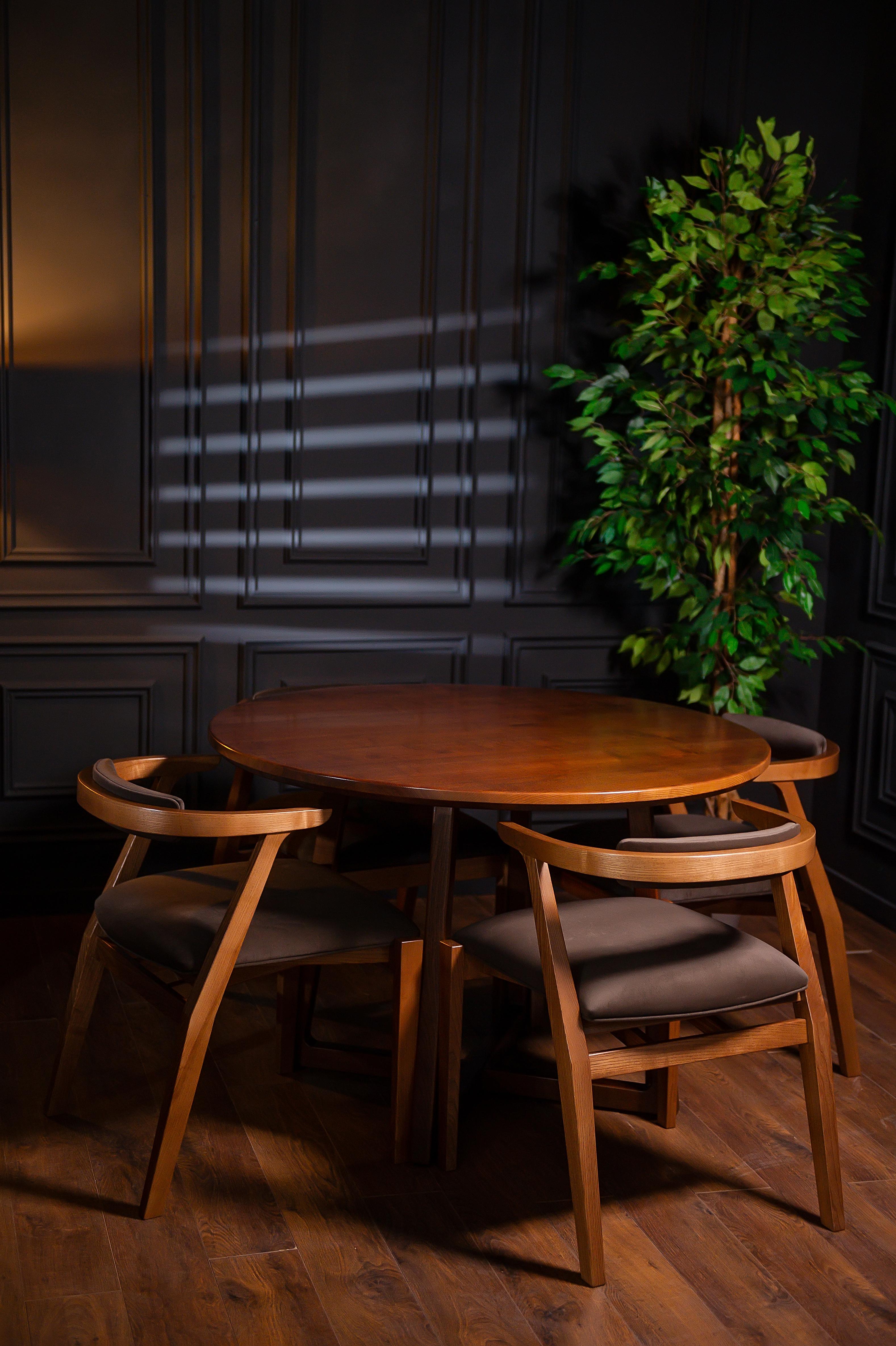 Table de salle à manger ronde en bois massif de frêne brun foncé en vente 4