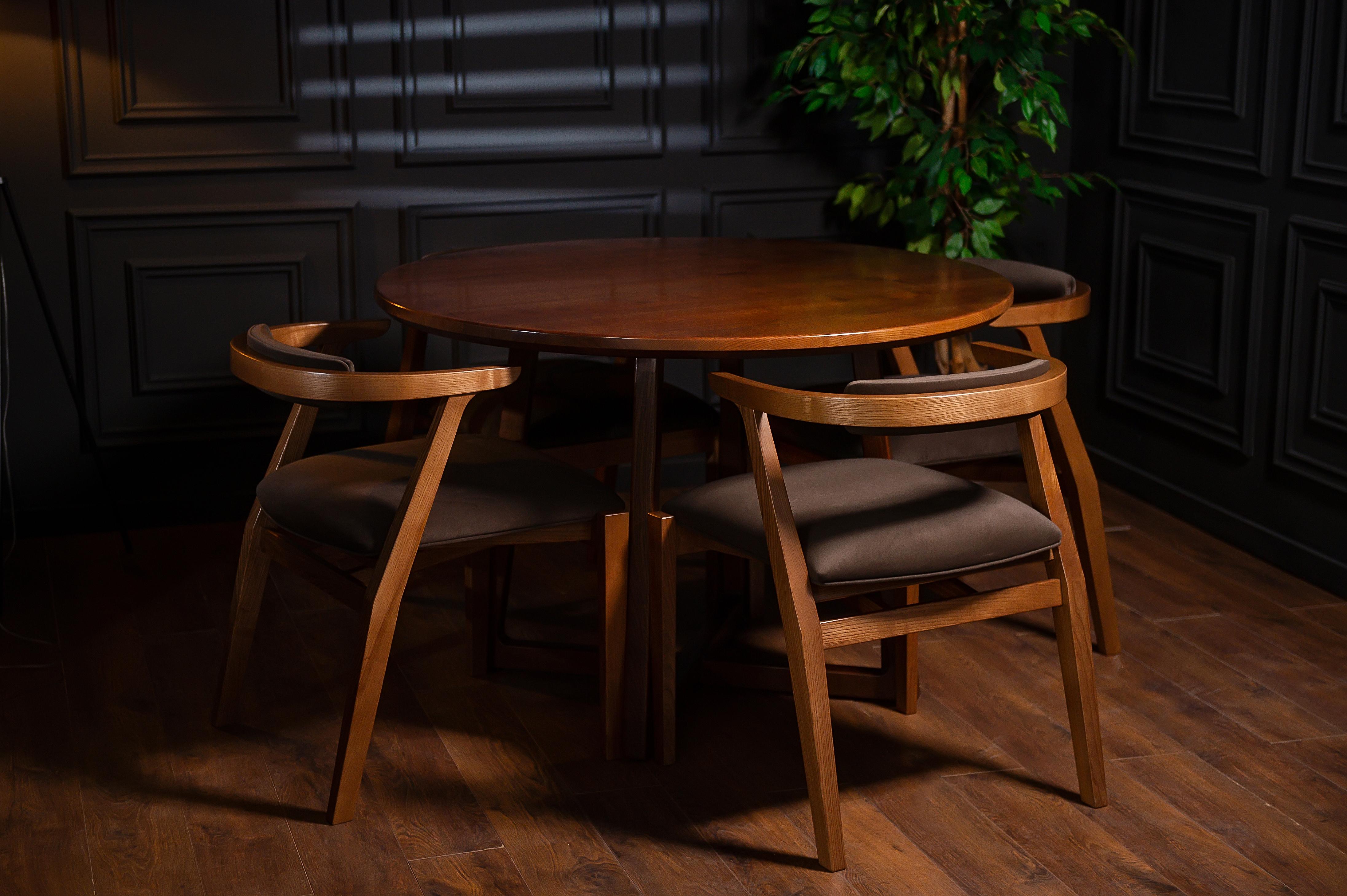 Table de salle à manger ronde en bois massif de frêne brun foncé en vente 5