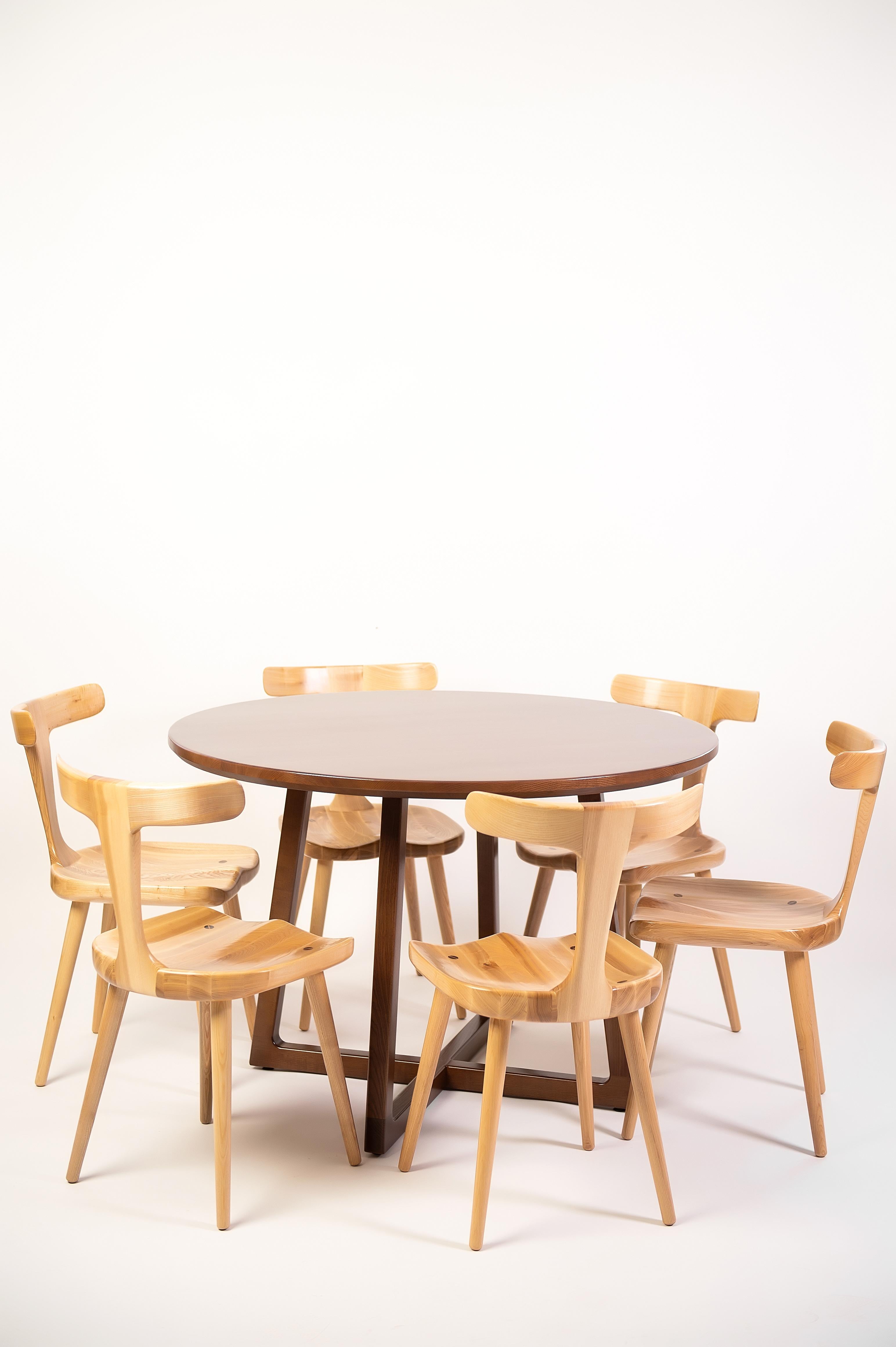 Table de salle à manger ronde en bois massif de frêne brun foncé en vente 11