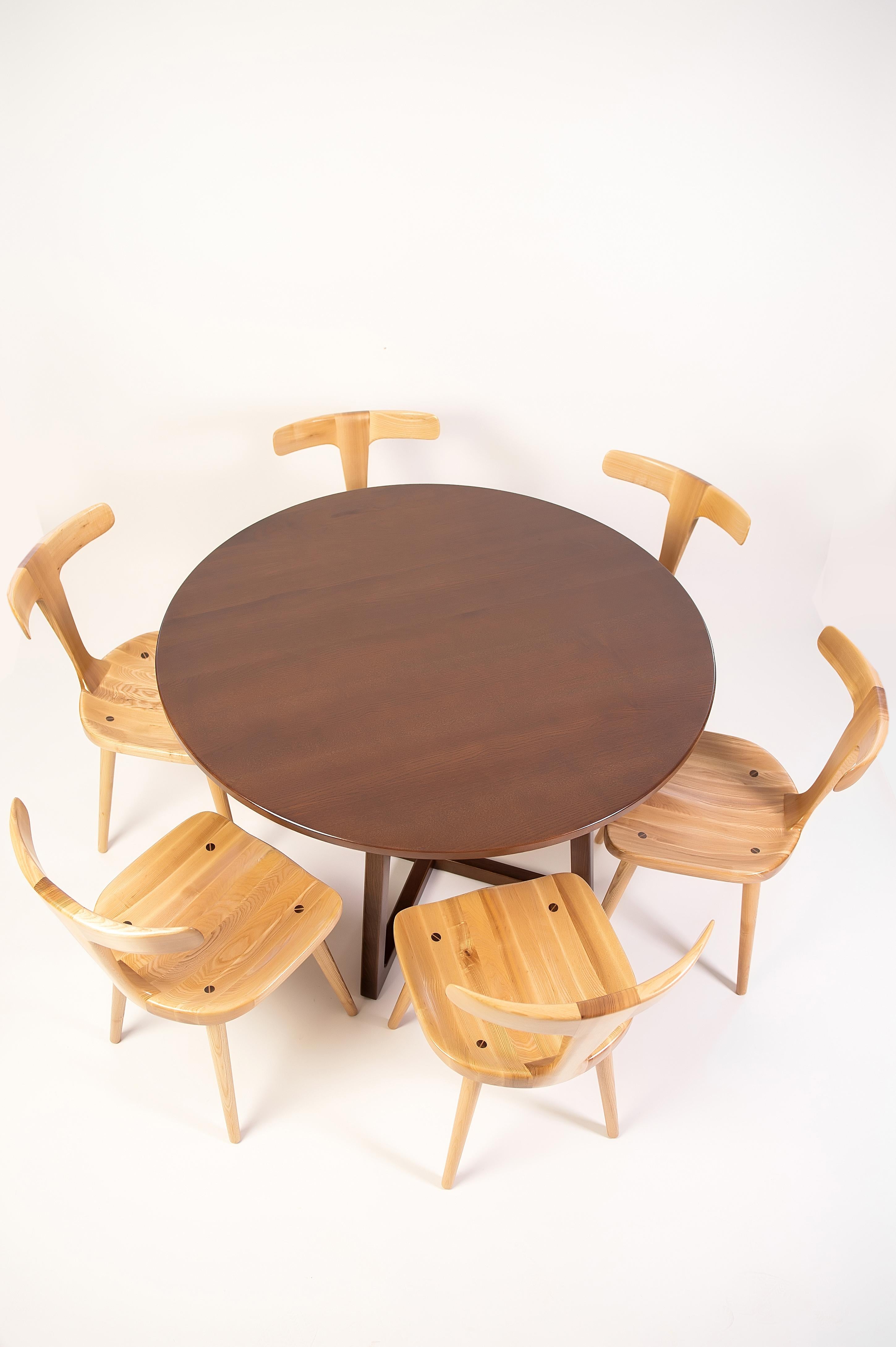Table de salle à manger ronde en bois massif de frêne brun foncé en vente 12