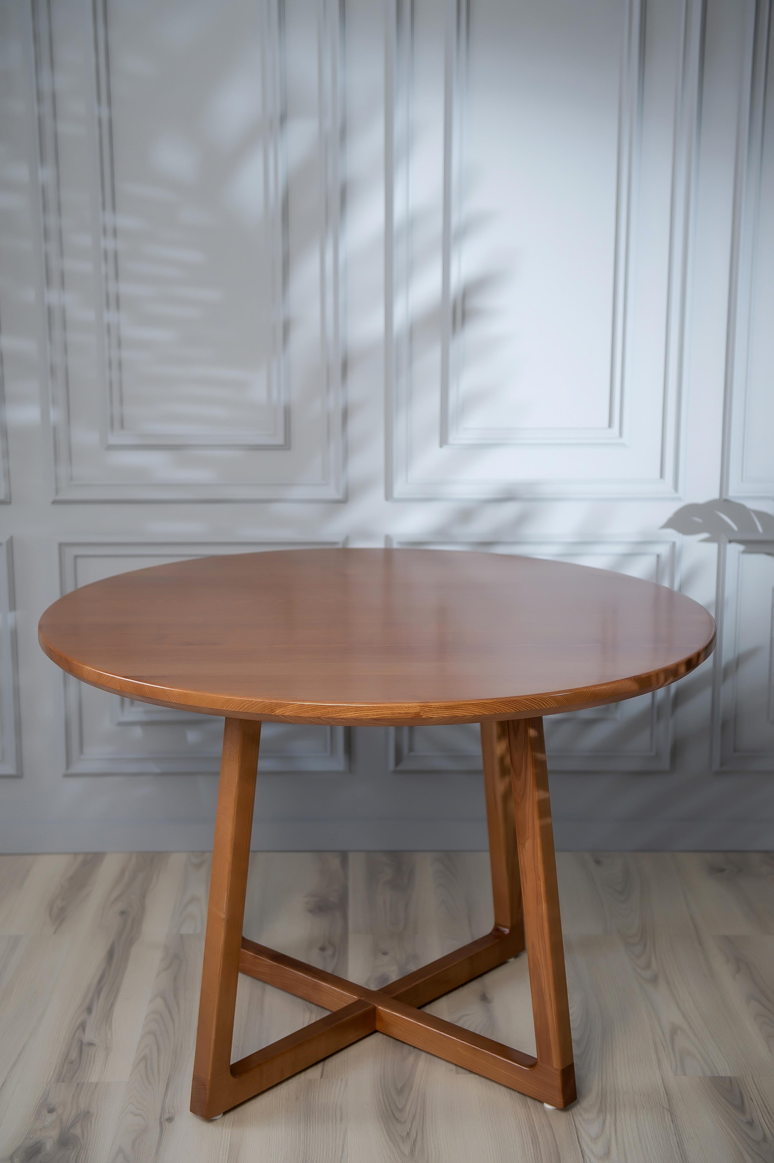 Table de salle à manger ronde en bois massif de frêne brun foncé Neuf - En vente à Naperville, IL