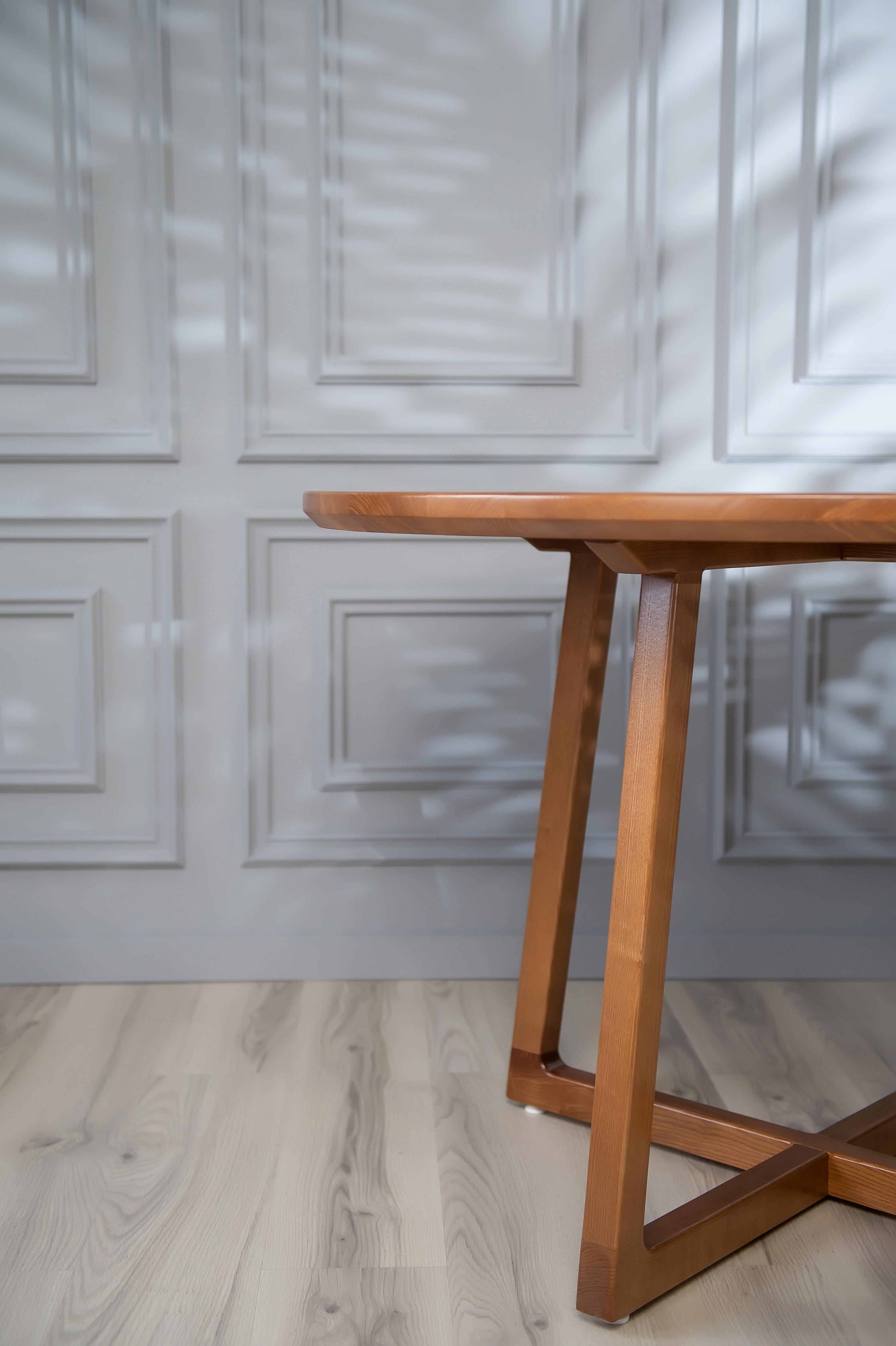 XXIe siècle et contemporain Table de salle à manger ronde en bois massif de frêne brun foncé en vente
