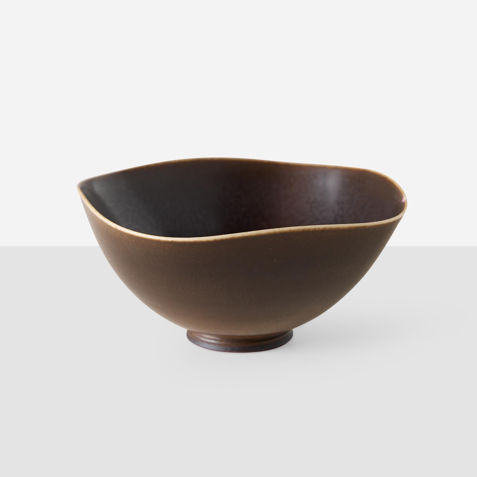 Cuenco de cerámica marrón oscuro de Berndt Friberg Moderno en venta