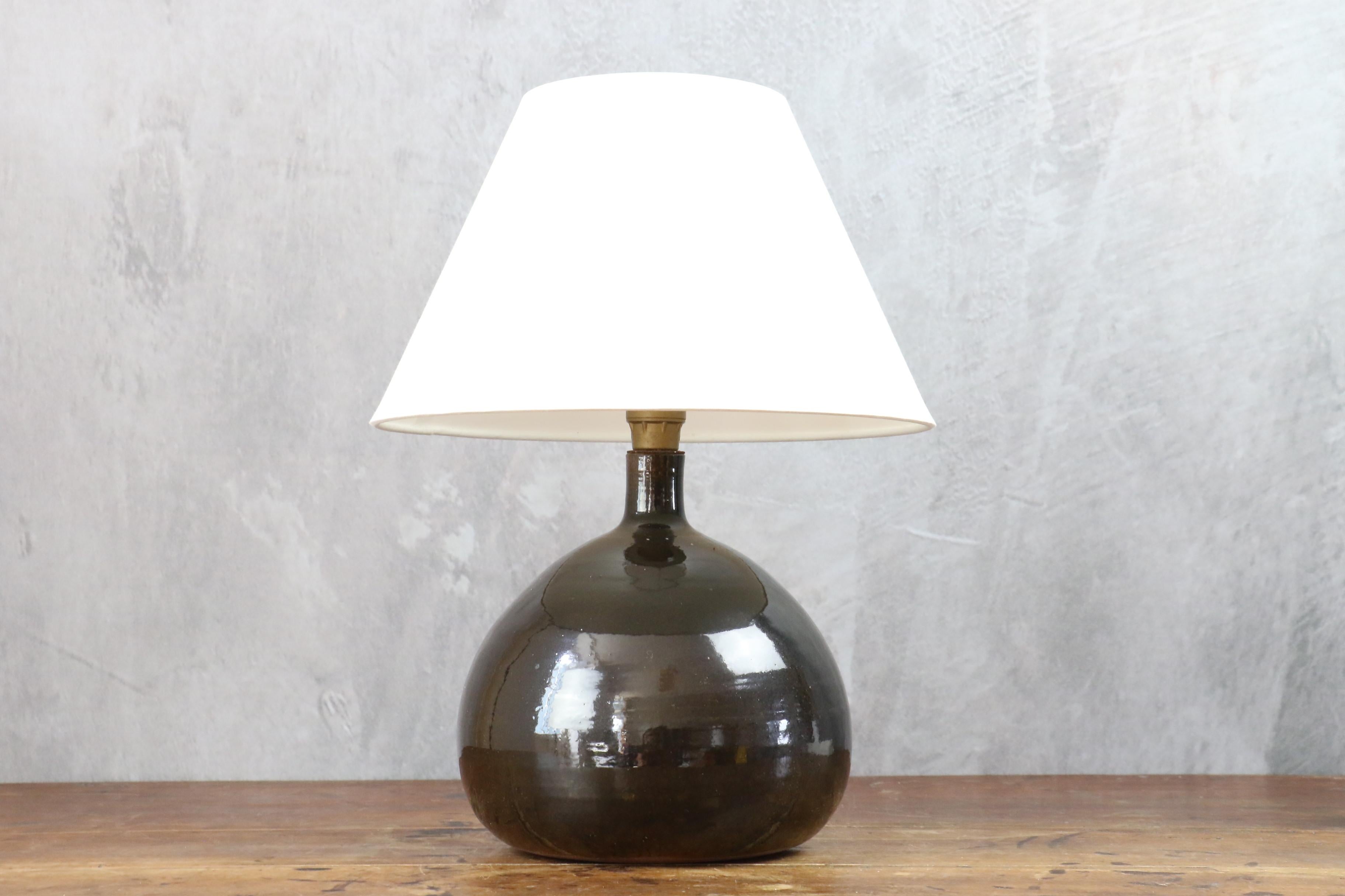 Dark brown ceramic lamp by Roland Zobel, France, 1960, era Capron, Jouve

Lovely ceramic lamp by the french ceramist Roland Zobel.
The deep brown enamel is very beautiful, shiny and soft to the touch. 

Heigh : 36cm with the lamp shade, 20cm
