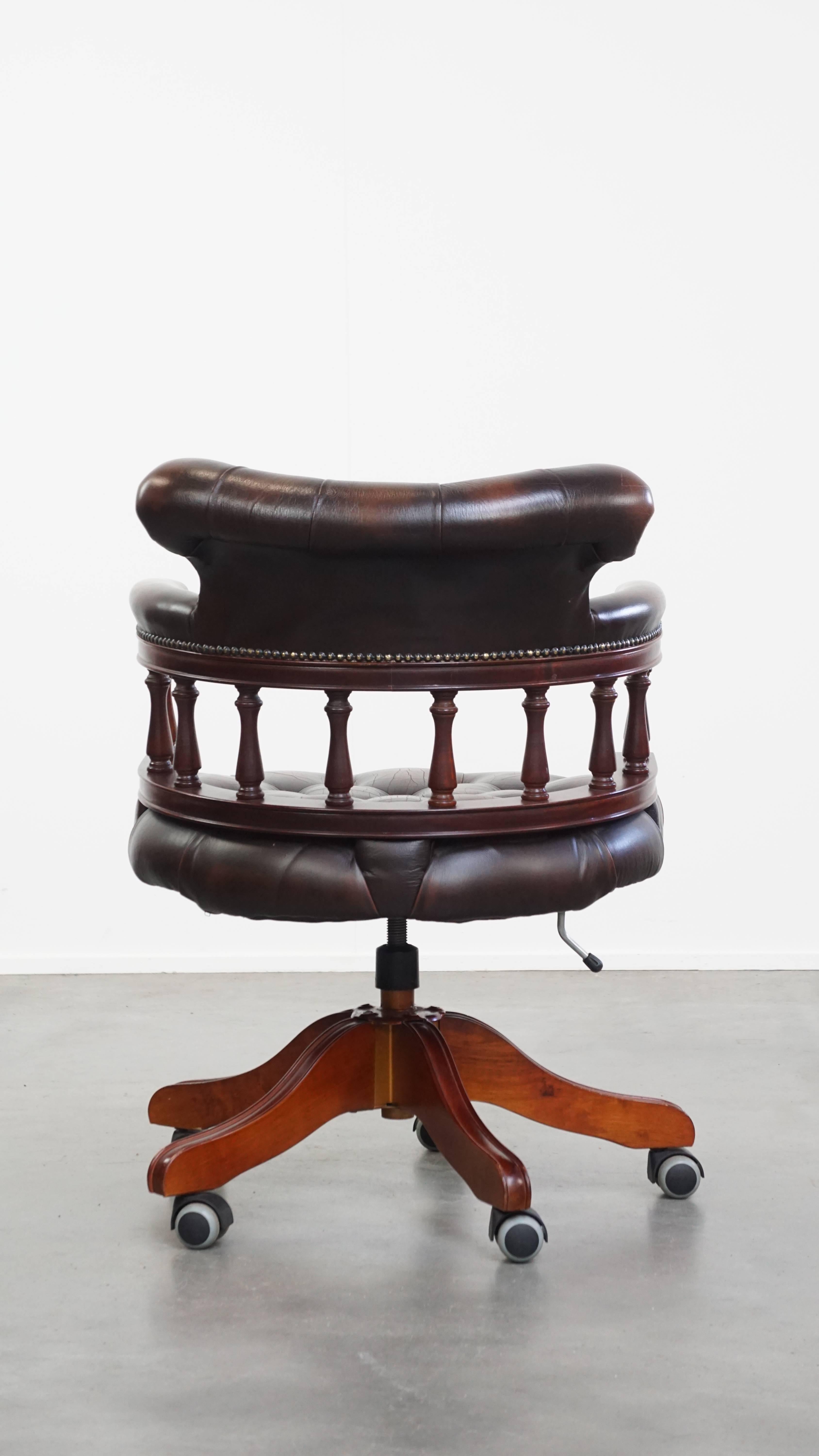 Dark Brown Chesterfield Office Chair in Cowhide Leather and Wood In Good Condition For Sale In Harderwijk, NL