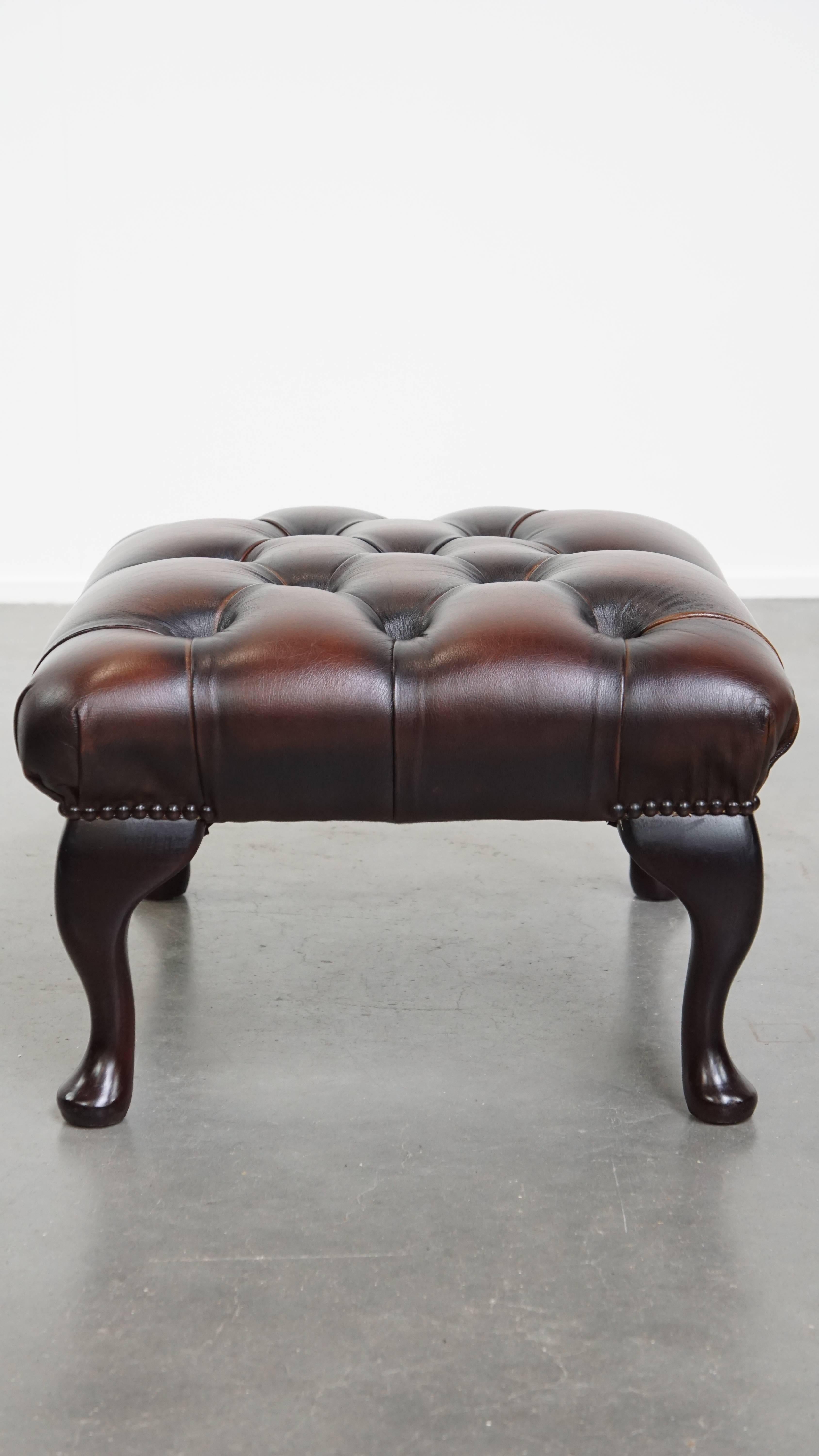Dunkelbrauner Chesterfield-Ottoman aus Rindsleder (Klassisch-römisch) im Angebot