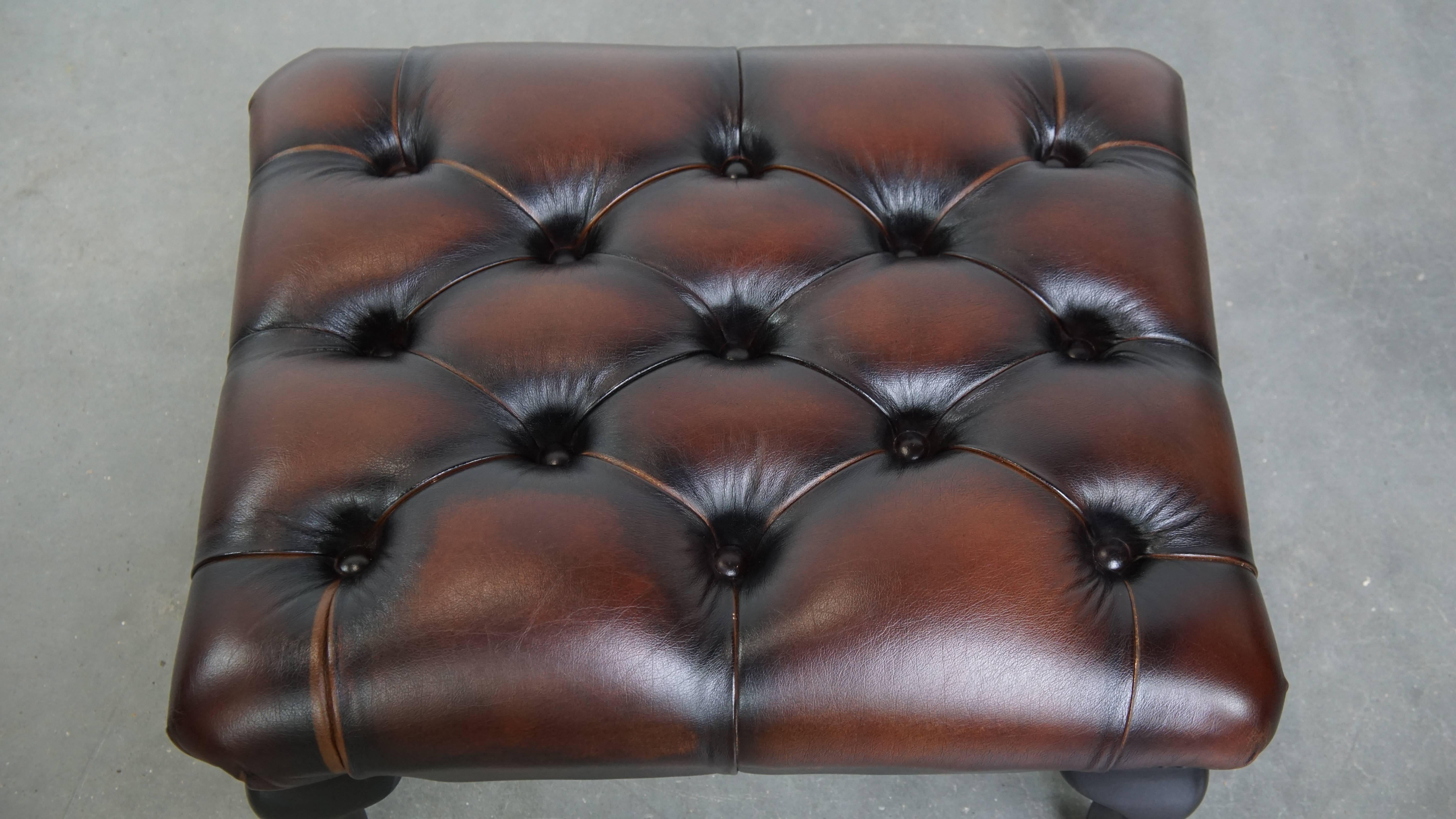 Dunkelbrauner Chesterfield-Ottoman aus Rindsleder (21. Jahrhundert und zeitgenössisch) im Angebot