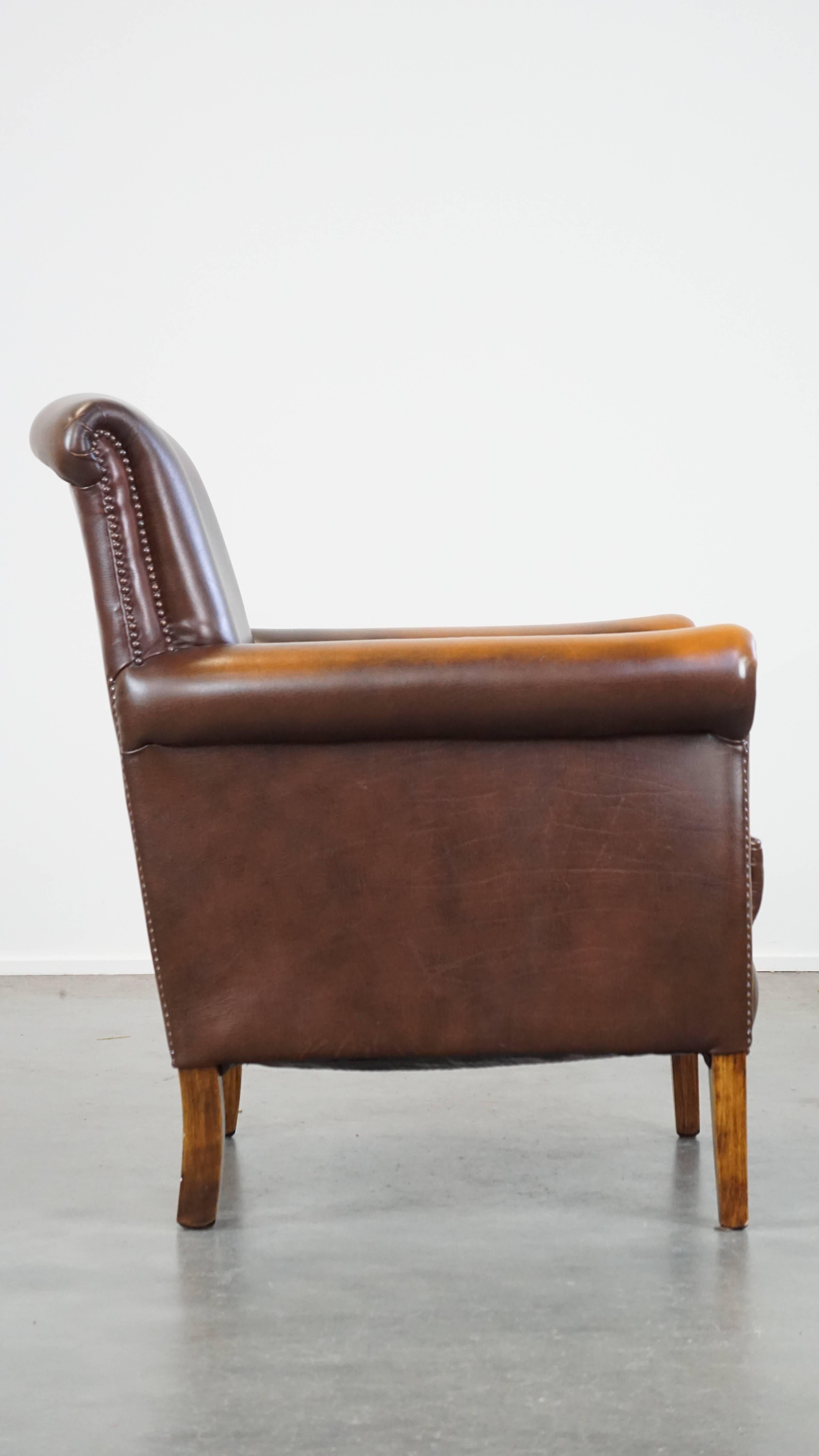 Hand-Crafted Dark brown cow leather English style armchair with a robust appearance For Sale