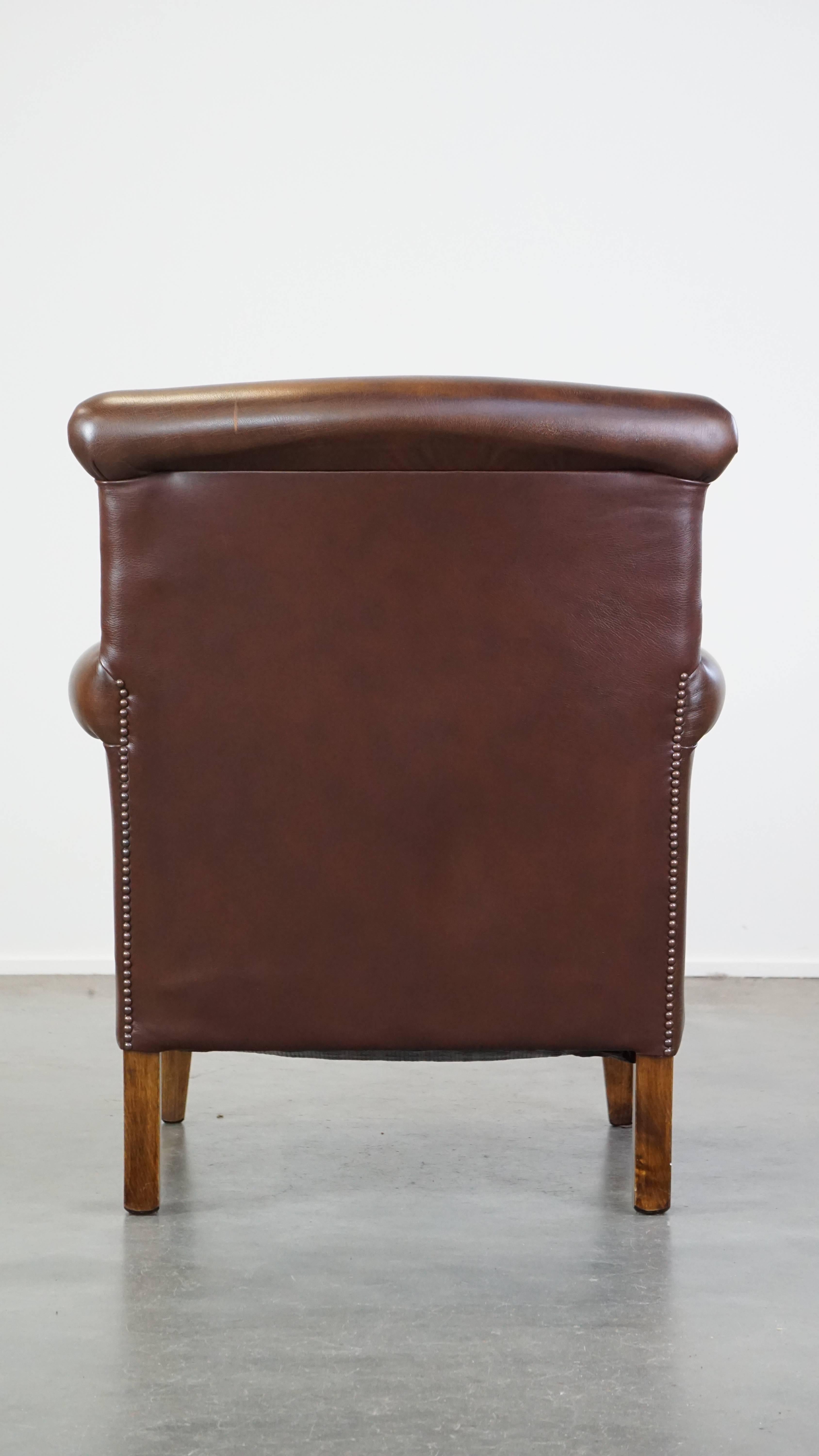 Dark brown cow leather English style armchair with a robust appearance In Good Condition For Sale In Harderwijk, NL