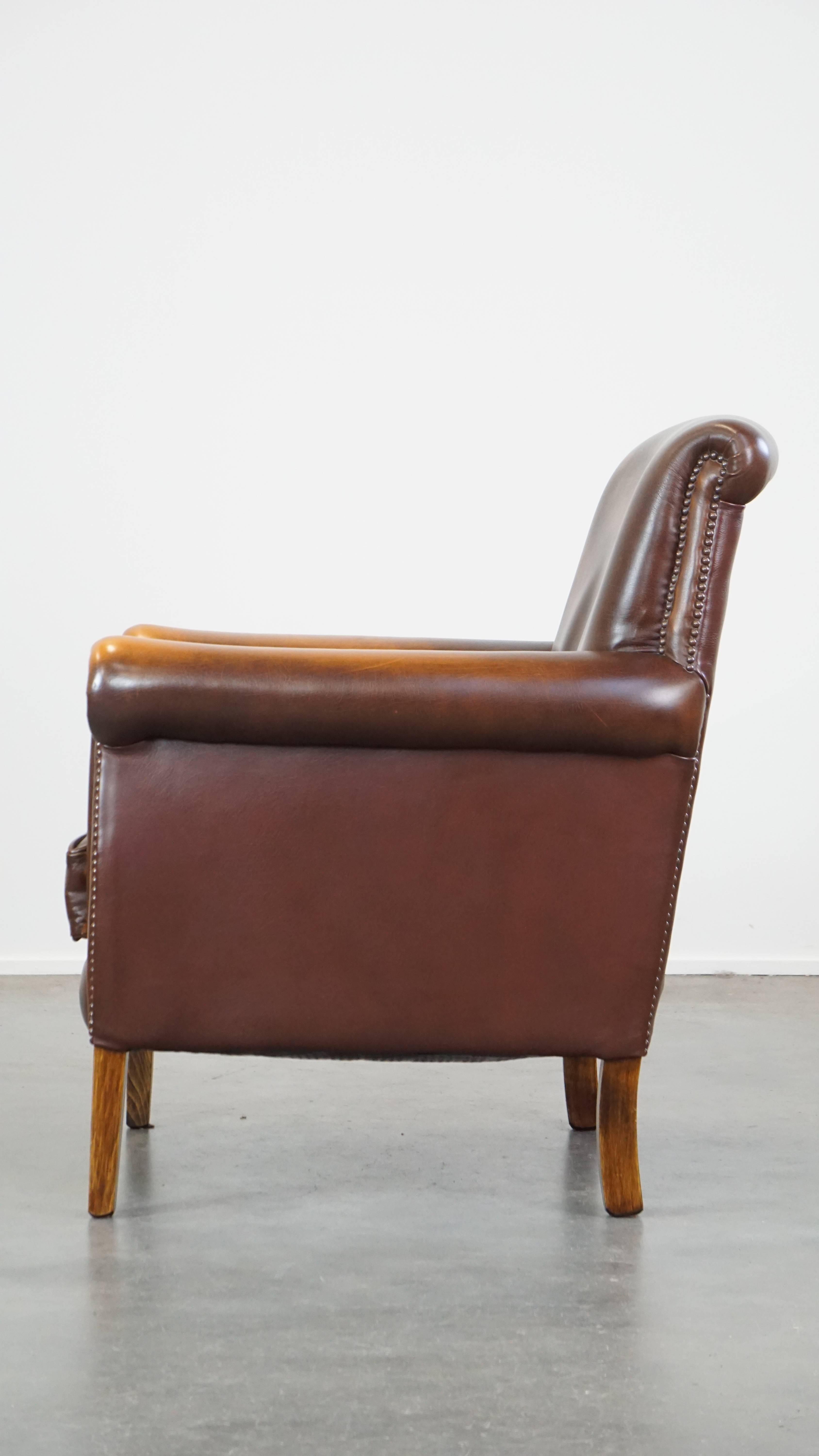 20th Century Dark brown cow leather English style armchair with a robust appearance For Sale