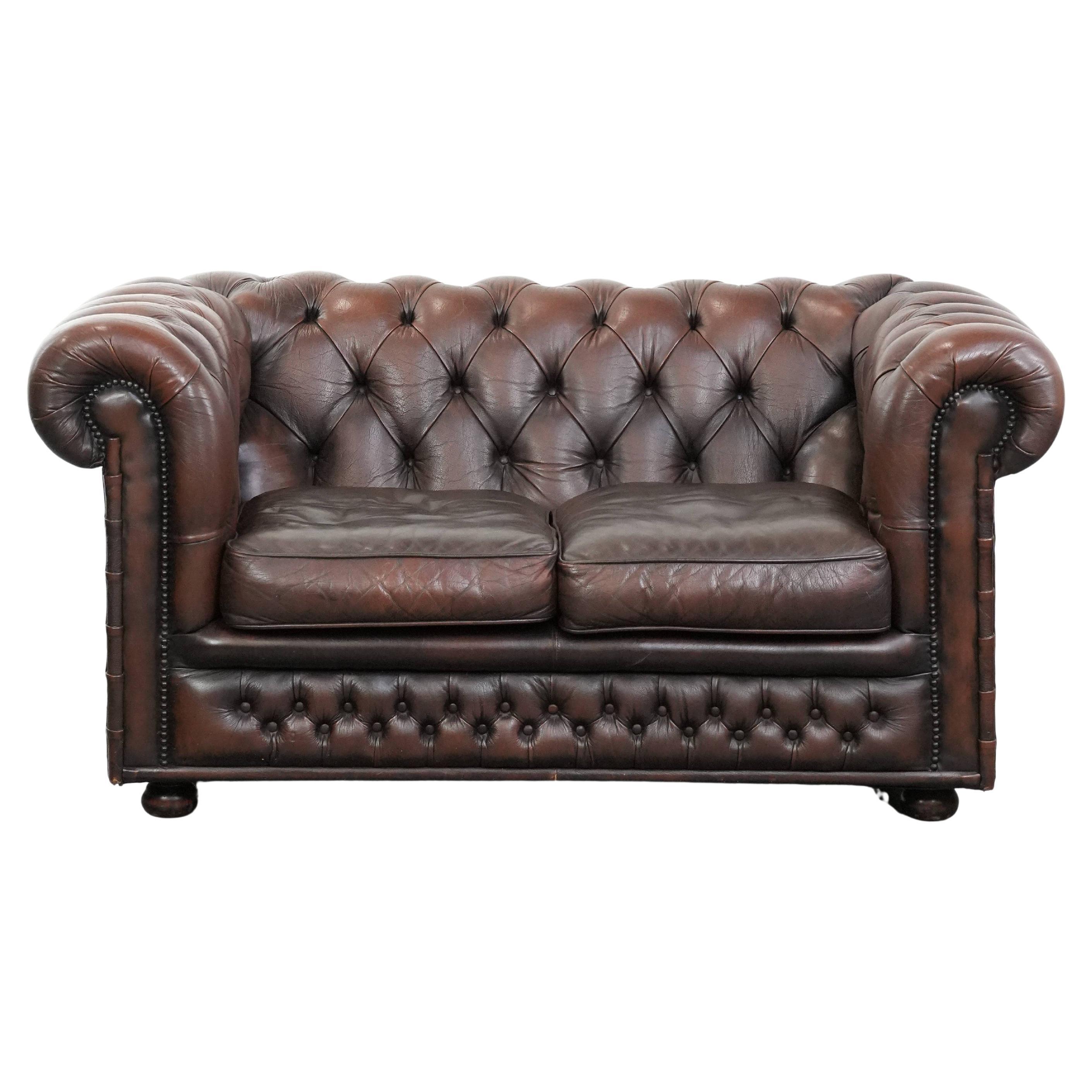 Dark brown cow leather vintage 2-seater Chesterfield sofa in English style For Sale