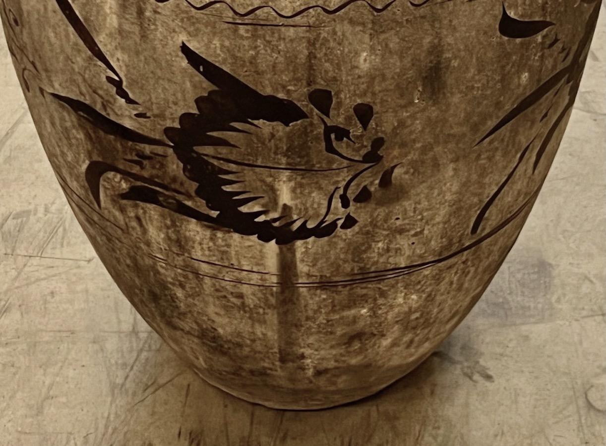 Chinois Peinture décorative Brown sur fond crème Grand vase, Chine, XIXe siècle en vente