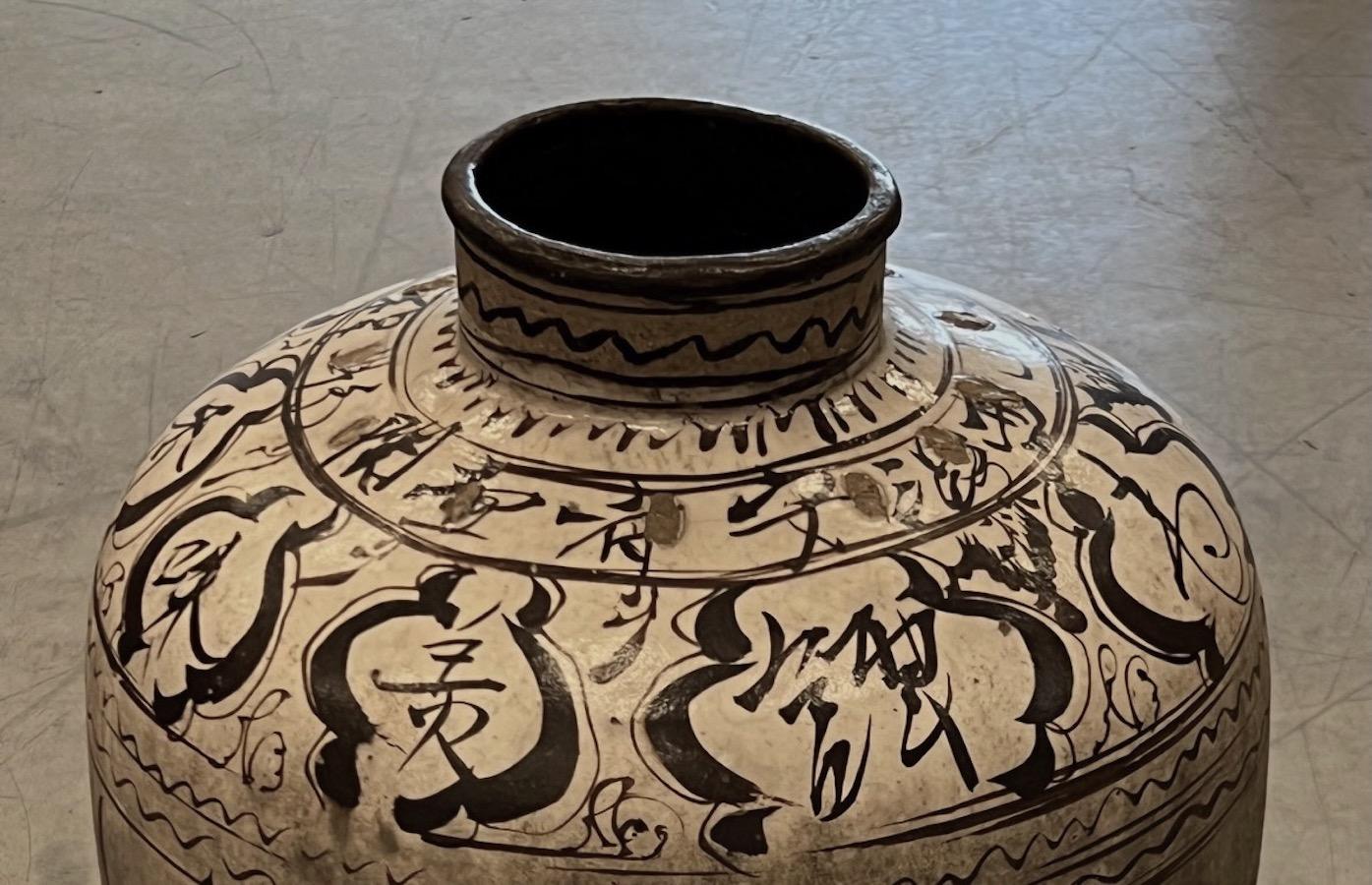 Peinture décorative Brown sur fond crème Grand vase, Chine, XIXe siècle Bon état - En vente à New York, NY