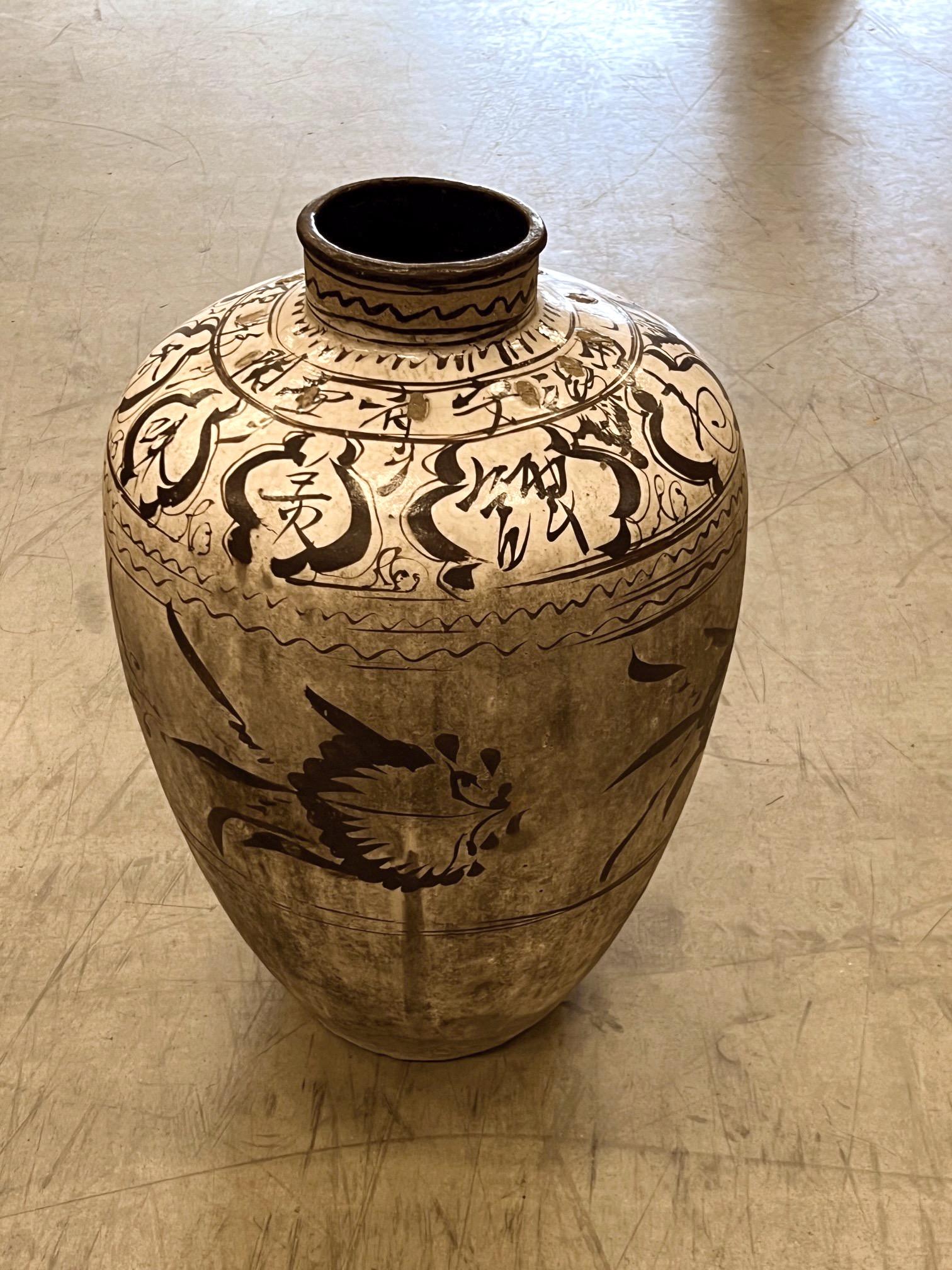Terre cuite Peinture décorative Brown sur fond crème Grand vase, Chine, XIXe siècle en vente