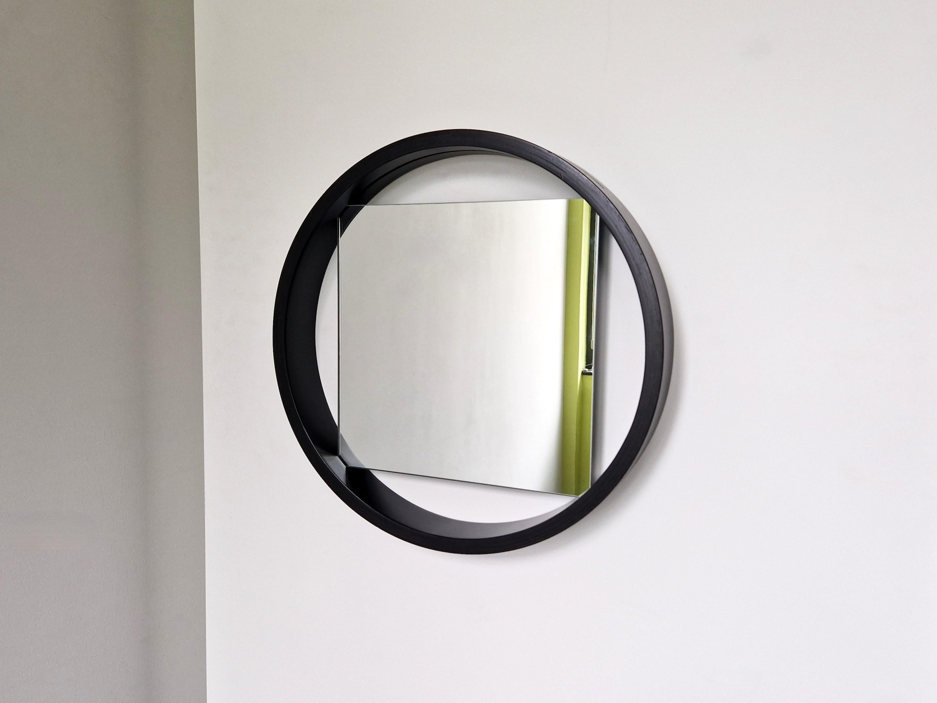 This mirror, model DZ84, was designed by Benno Premsela for 't Spectrum. A minimalistic and very exciting design. The contrast and playfulness of the round frame and the square mirror make this an icon of Dutch design. This design is from 1956 and