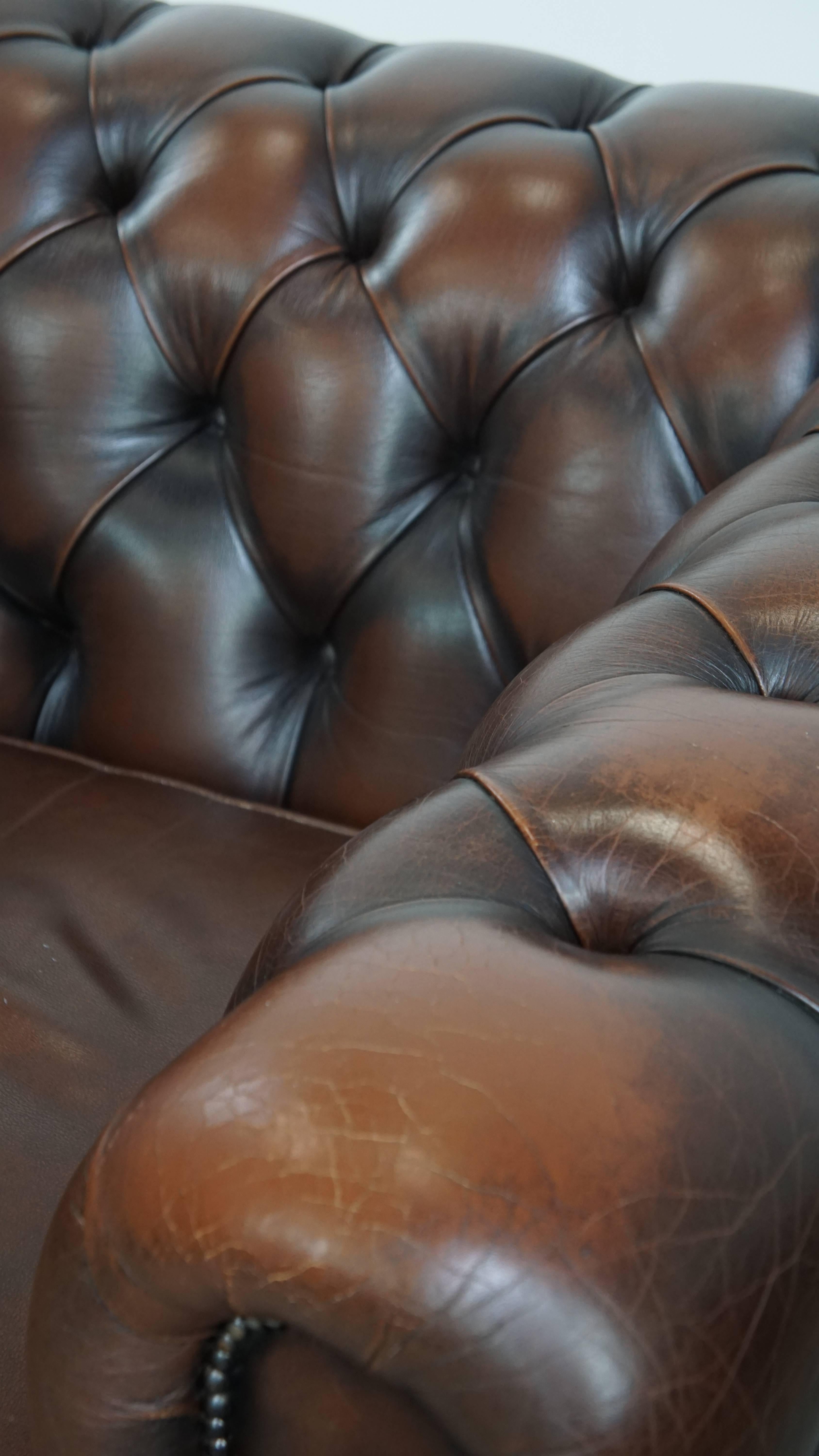 Dark brown English cowhide leather chesterfield armchair en venta 4