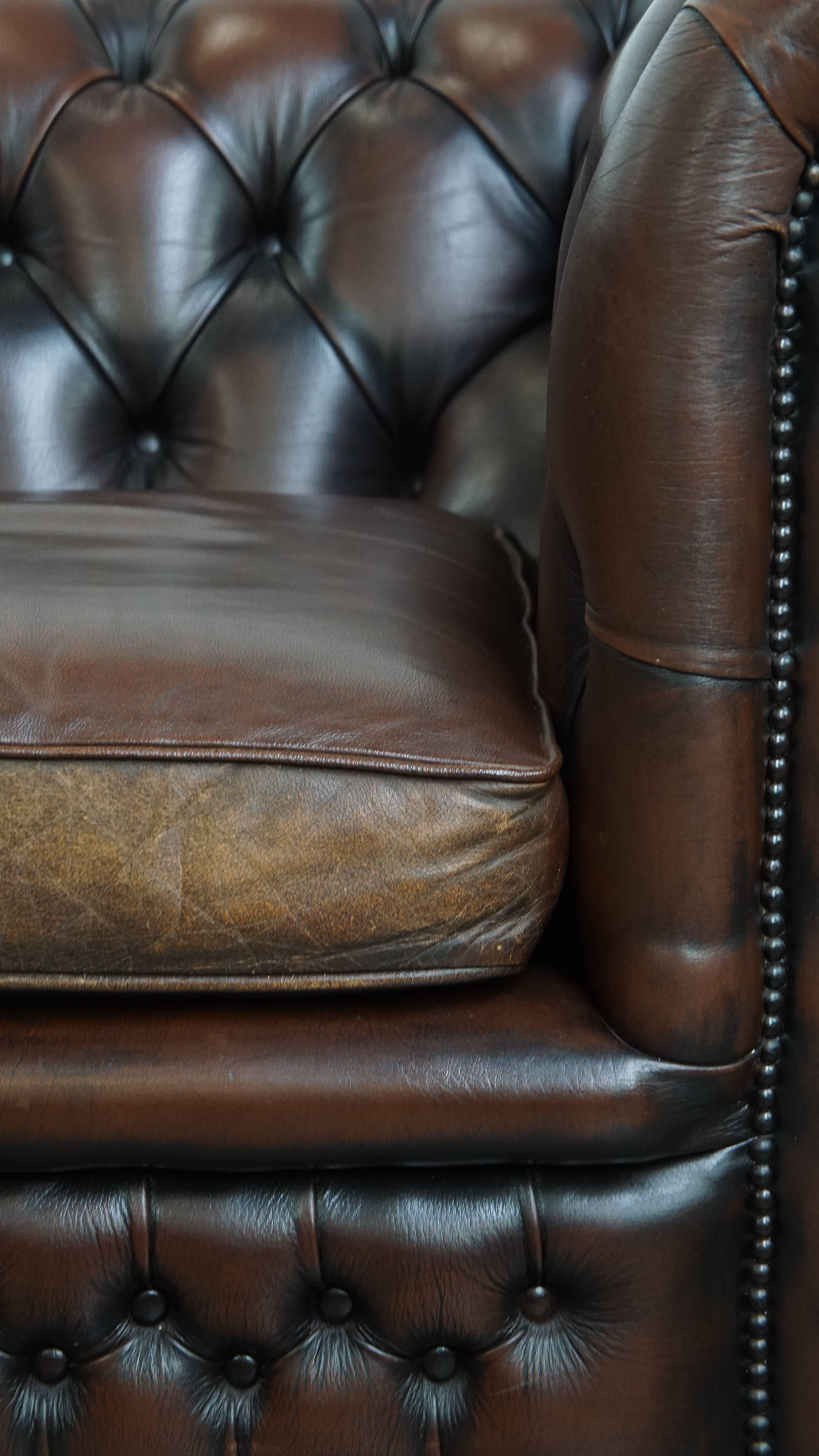 Dark brown English cowhide leather chesterfield armchair en venta 6