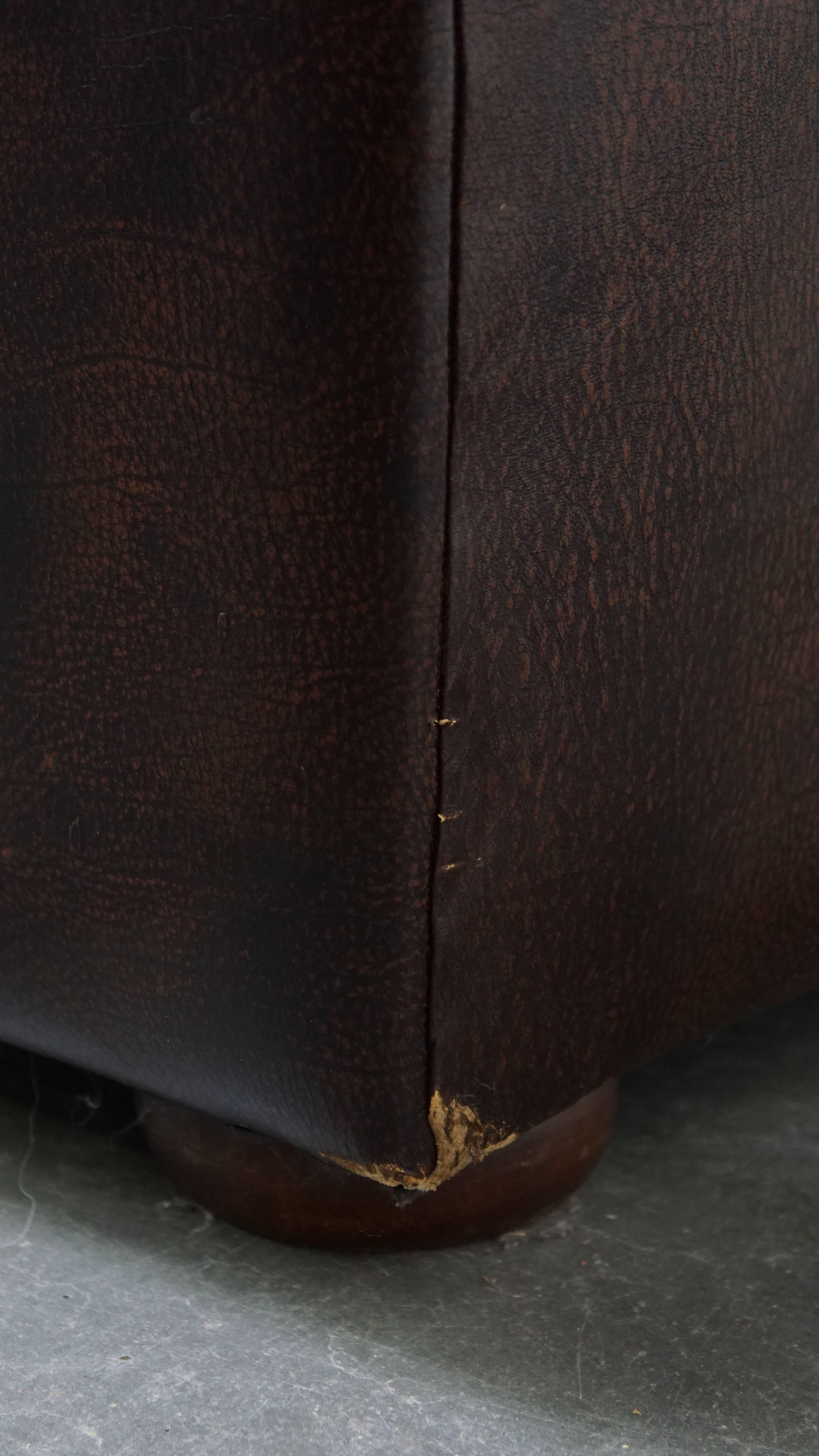 Dark brown English cowhide leather chesterfield armchair en venta 7