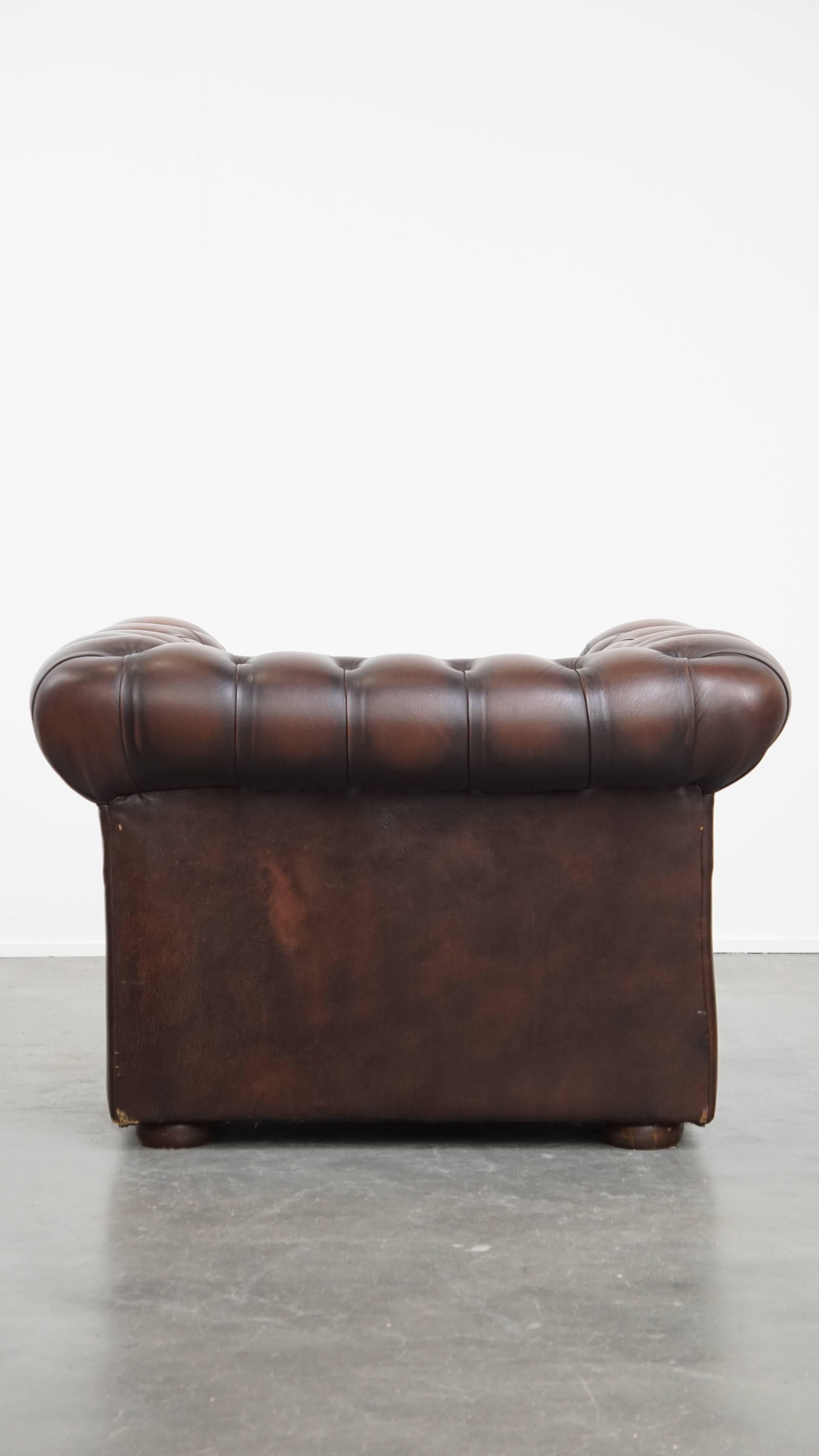 Dark brown English cowhide leather chesterfield armchair Hecho a mano en venta