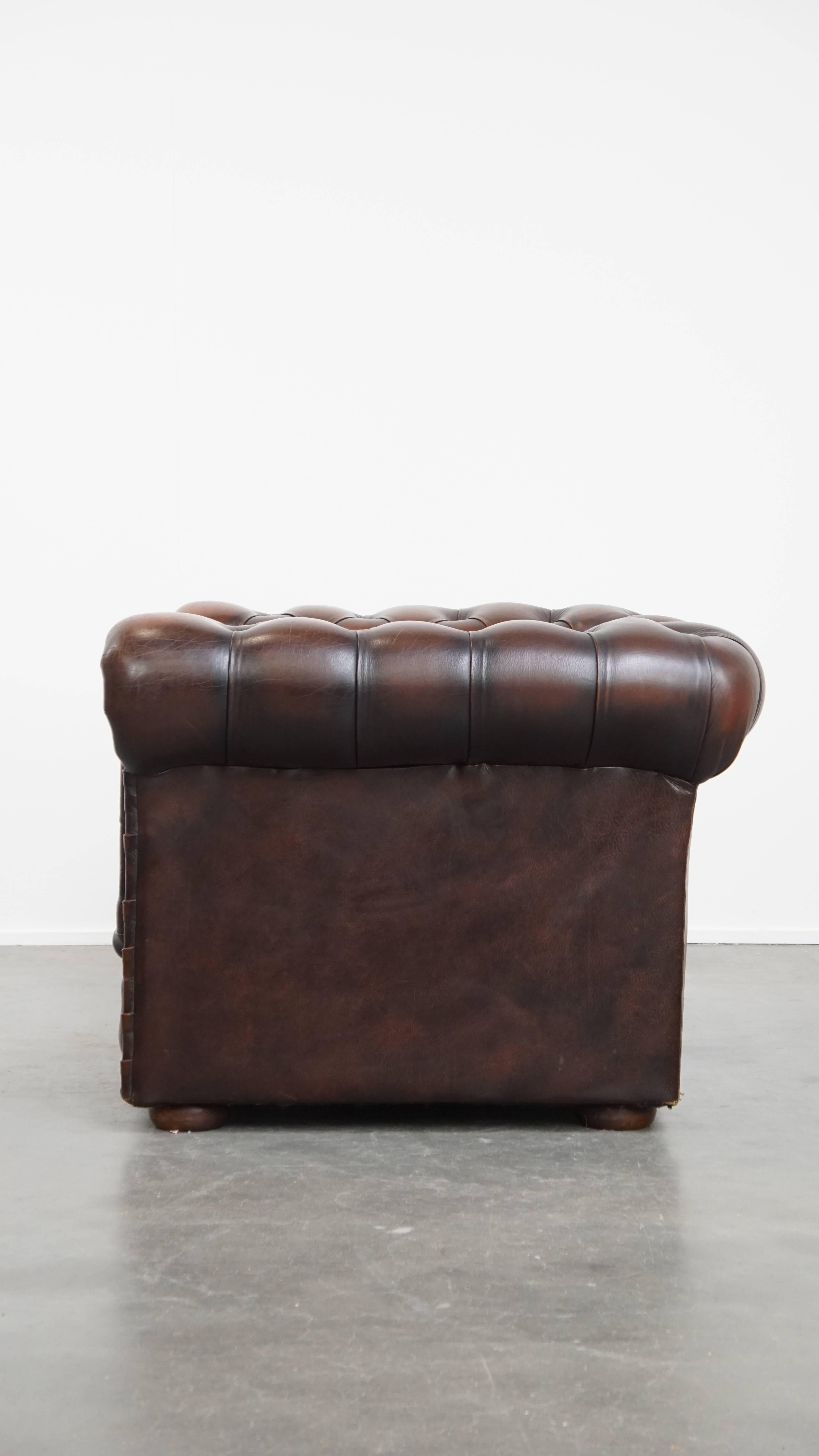 Dark brown English cowhide leather chesterfield armchair en Bastante bueno estado para la venta en Harderwijk, NL