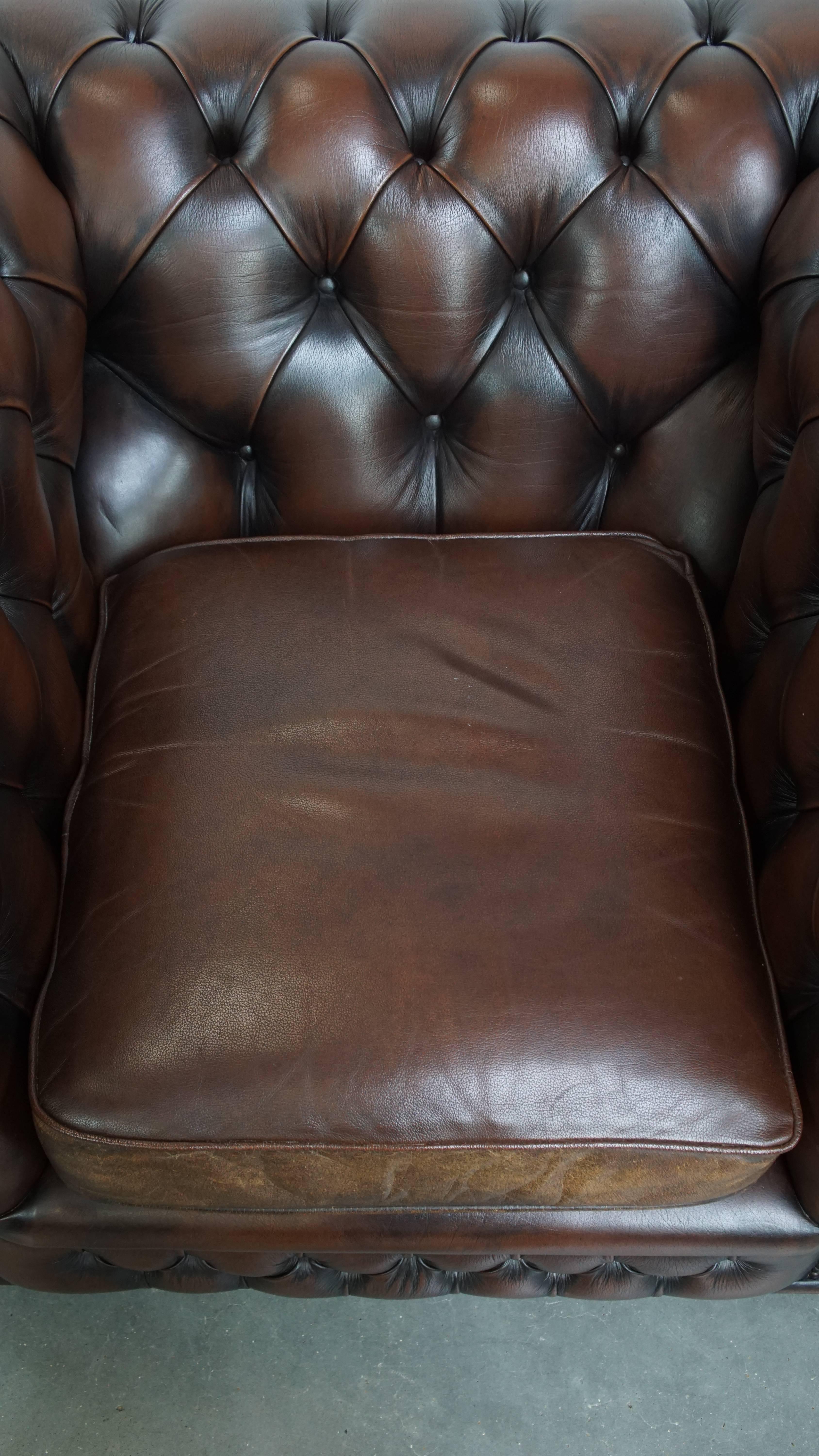 Dark brown English cowhide leather chesterfield armchair Siglo XXI y contemporáneo en venta