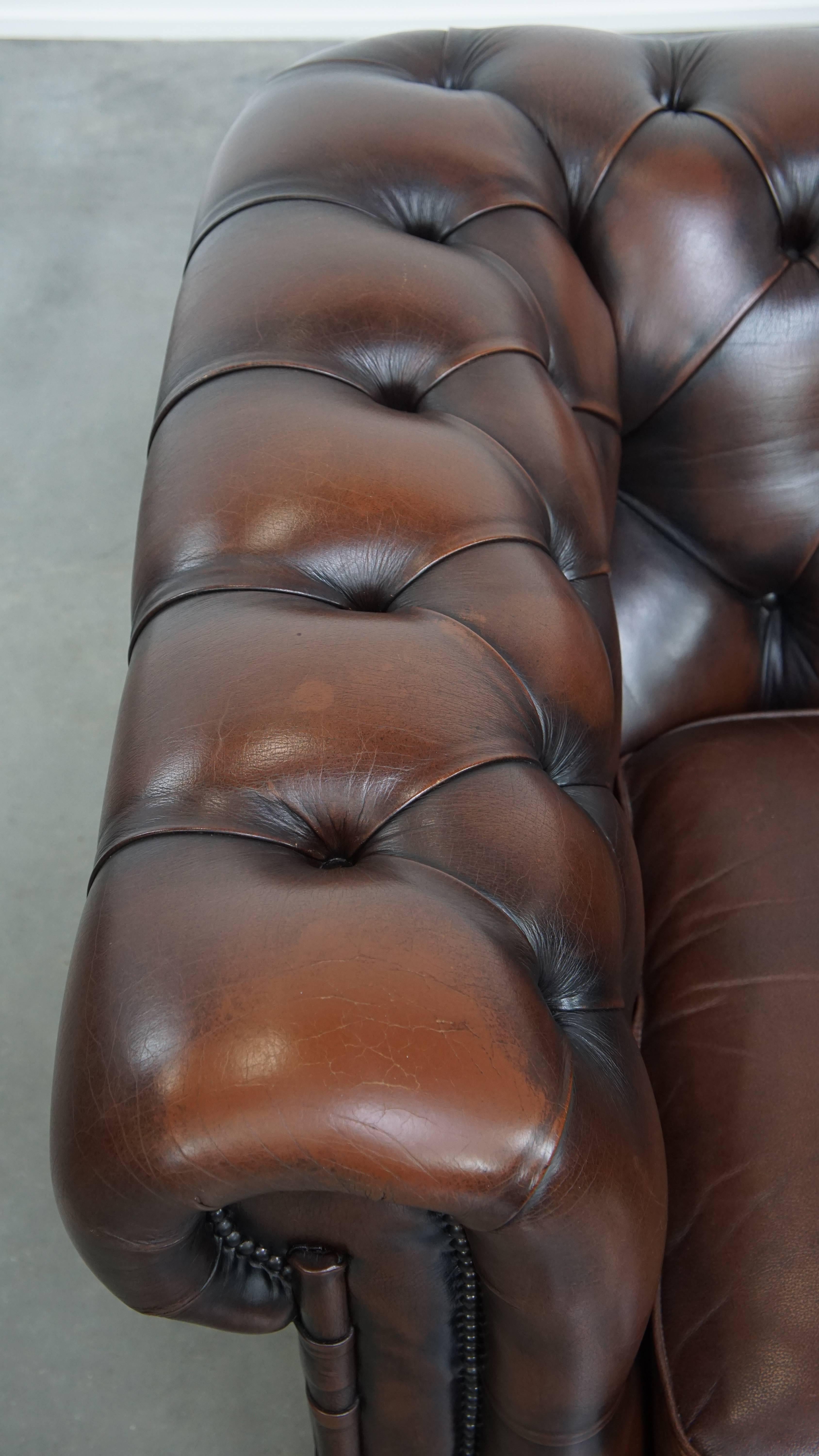 Dark brown English cowhide leather chesterfield armchair Cuero de vaca en venta