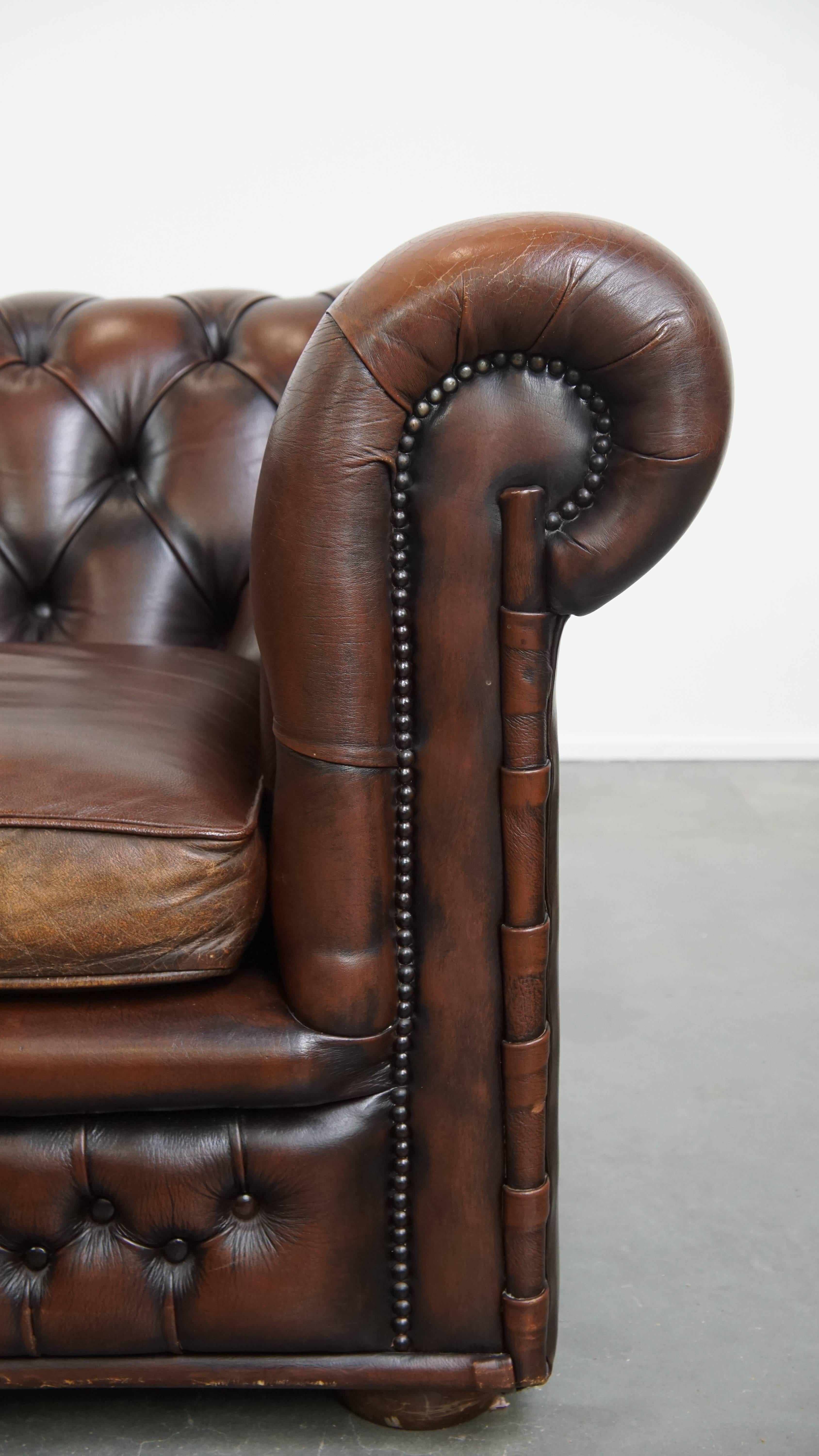 Dark brown English cowhide leather chesterfield armchair en venta 2