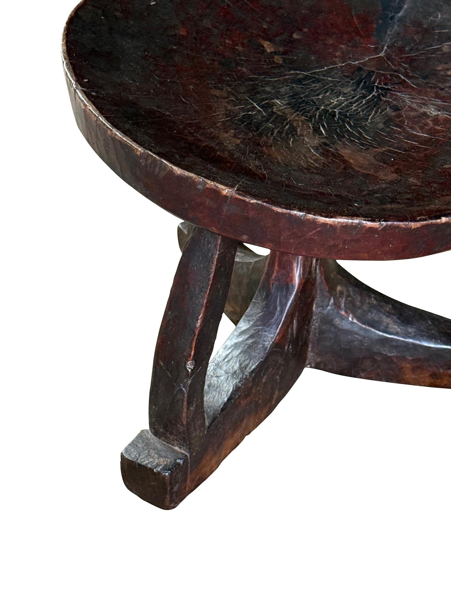 Äthiopischer geschnitzter Holzhocker aus dem Stamm der Gorague aus den 1920er Jahren.
Kürzlich neu lackiert.
Zwei davon sind erhältlich und werden einzeln verkauft.