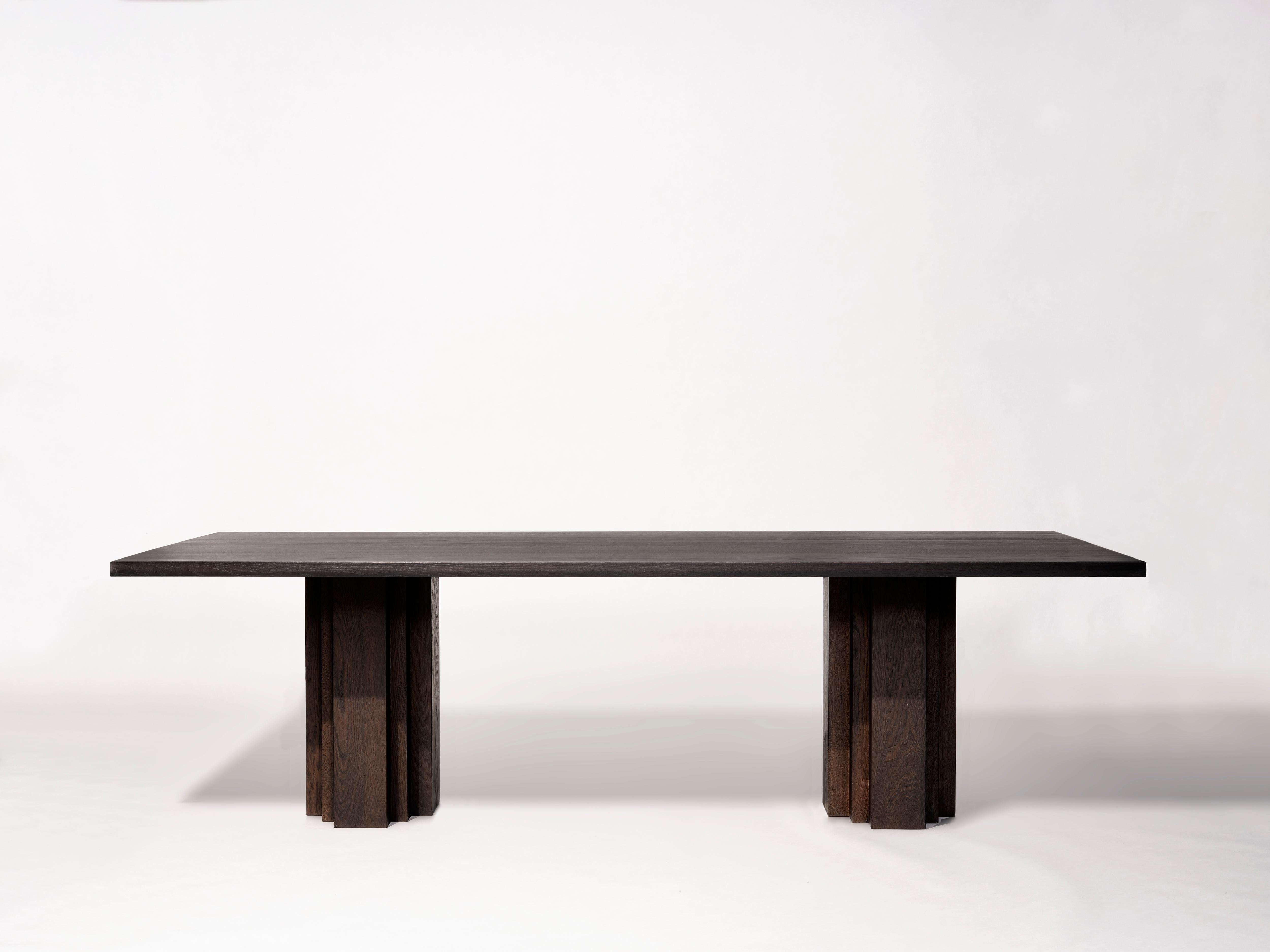 Brutalisme Table de salle à manger européenne en Oak Brown foncé - Brut by Mokko en vente