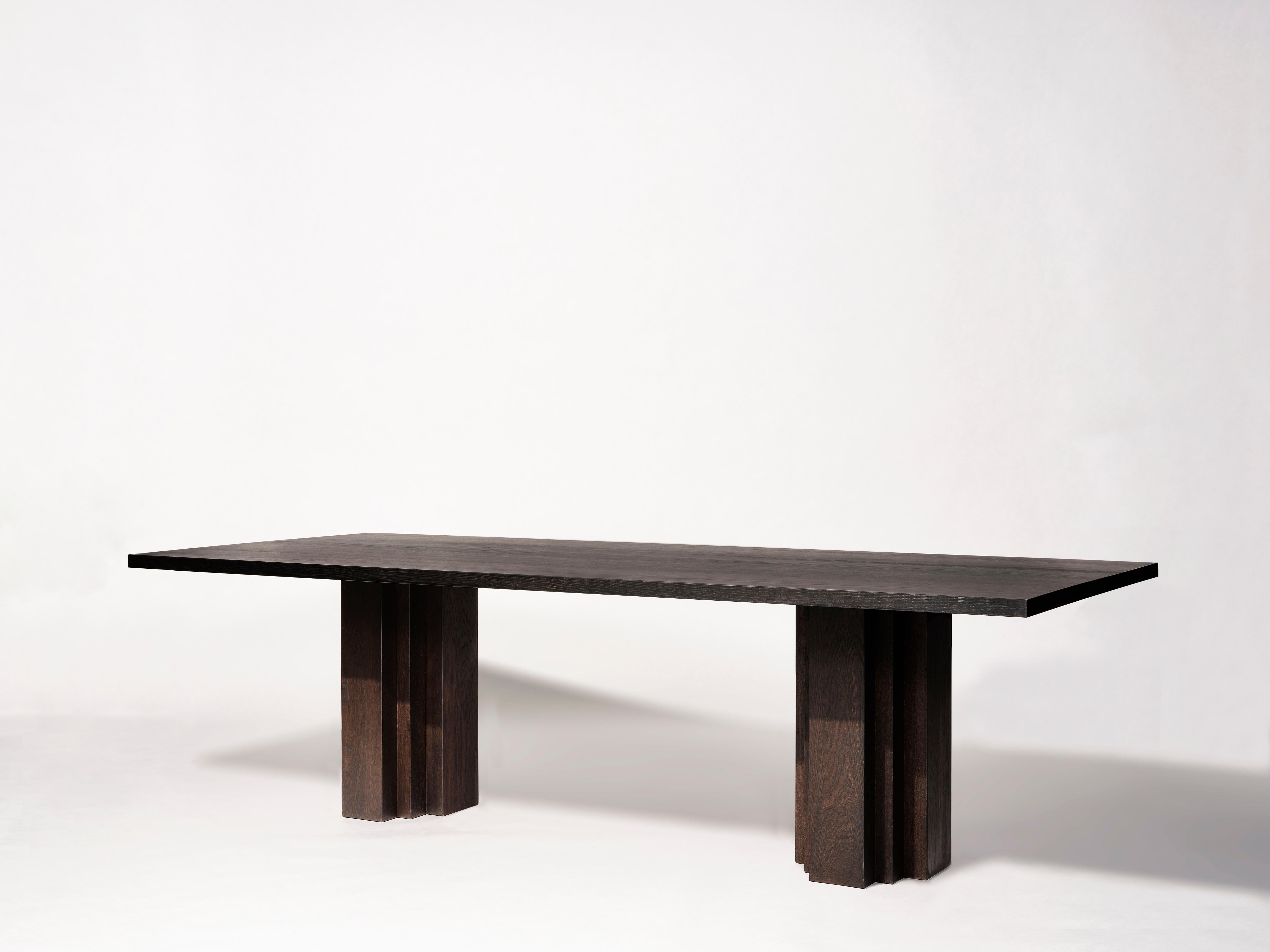 Fait main Table de salle à manger européenne en Oak Brown foncé - Brut by Mokko en vente