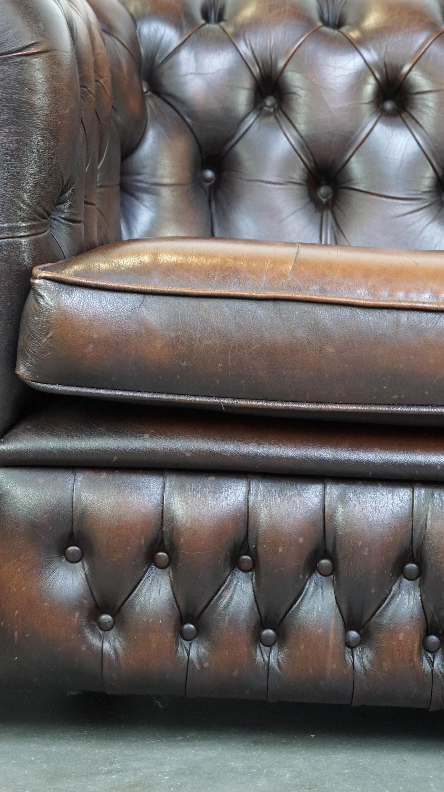 Dunkelbraunes geflammtes Rindsleder Englisches 2,5-Sitzer Chesterfield Sofa im Angebot 5