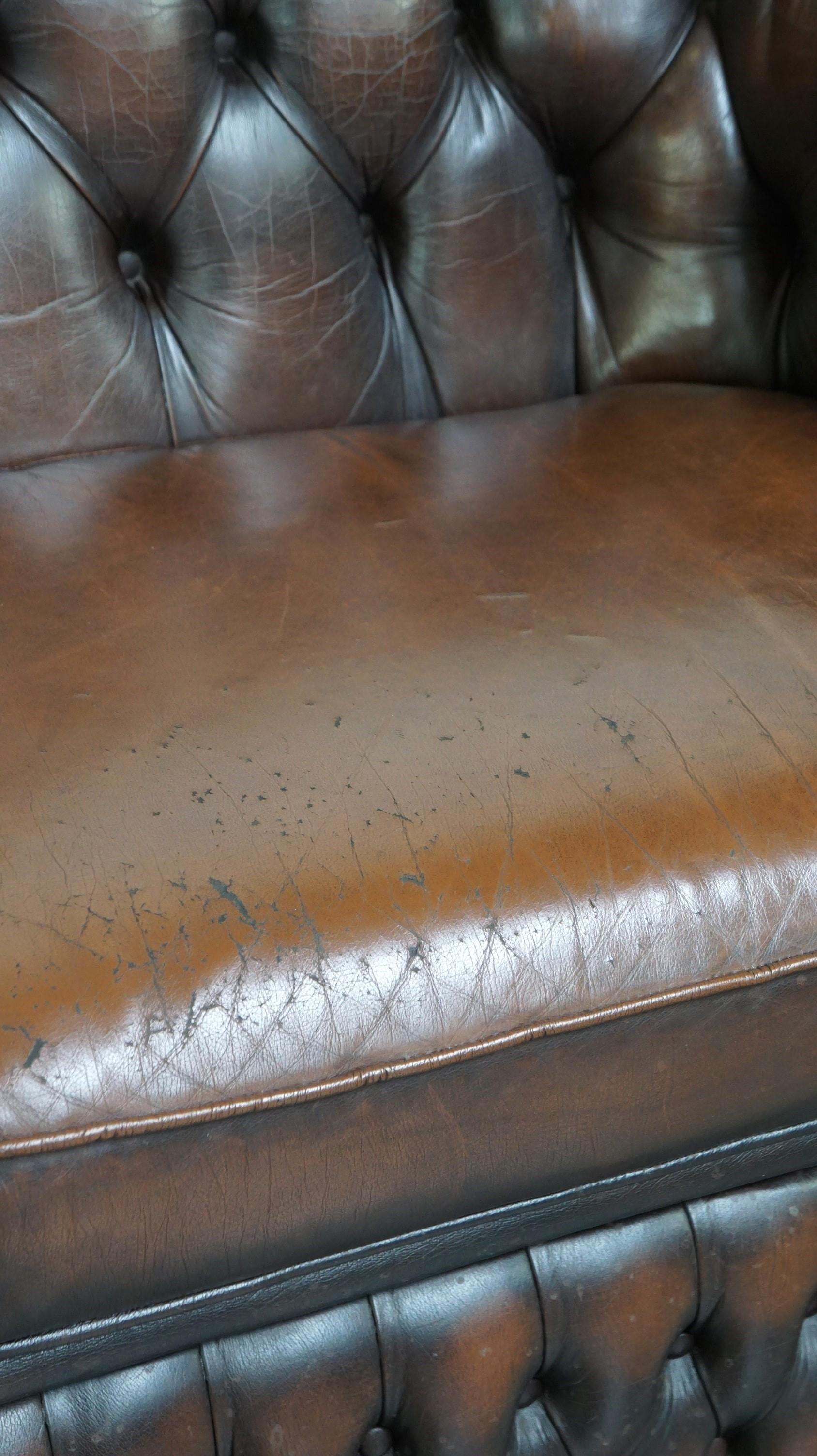 Dunkelbraunes geflammtes Rindsleder Englisches 2,5-Sitzer Chesterfield Sofa im Angebot 7