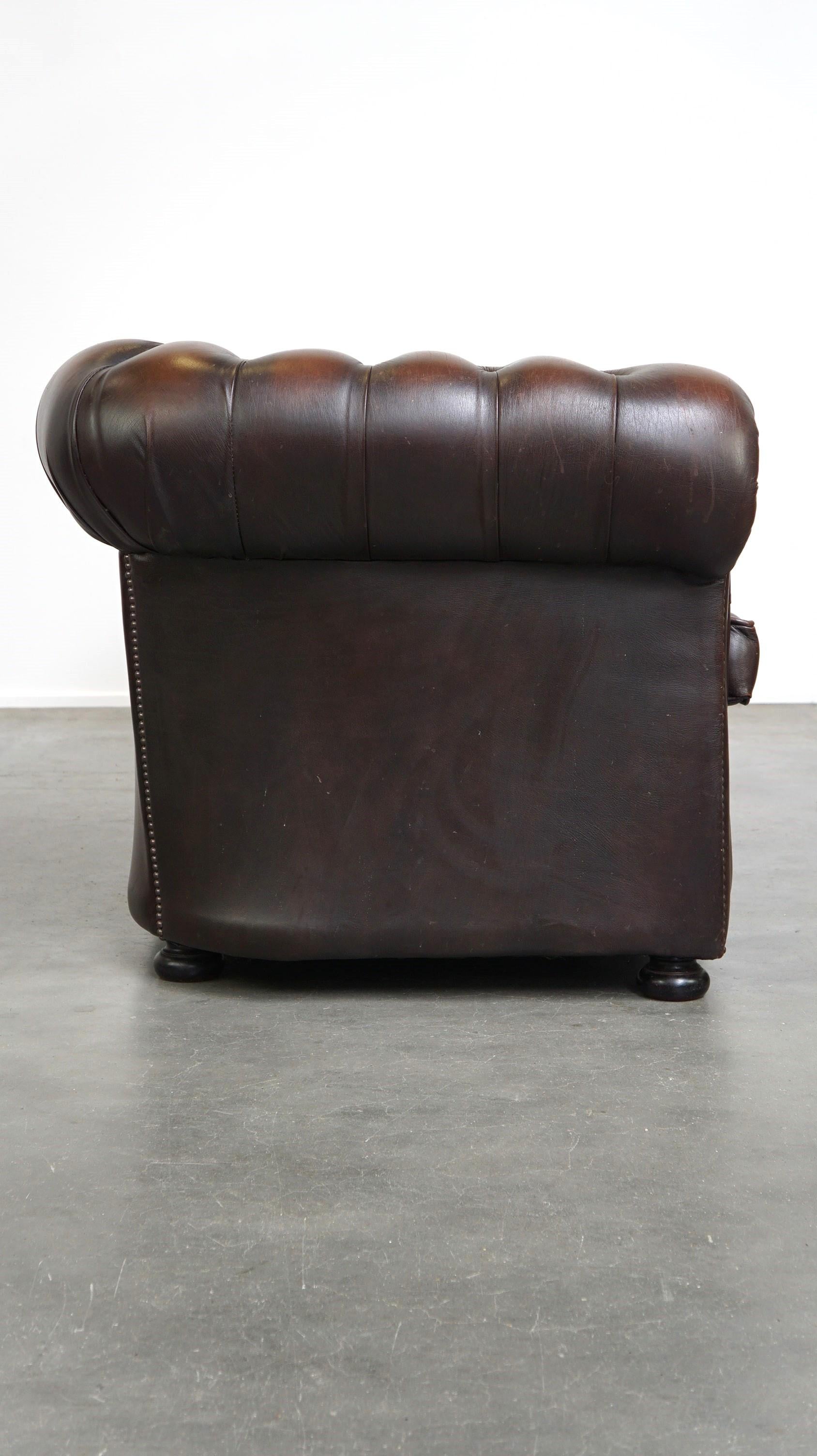 Angeboten wird dieses schöne dunkelbraune, marmorierte englische 2,5-sitzige Chesterfield-Sofa aus Rindsleder.

Dieses wunderschöne, zeitlose dunkelbraune englische Chesterfield-Sofa passt sowohl in moderne als auch in klassische Interieurs. Das
