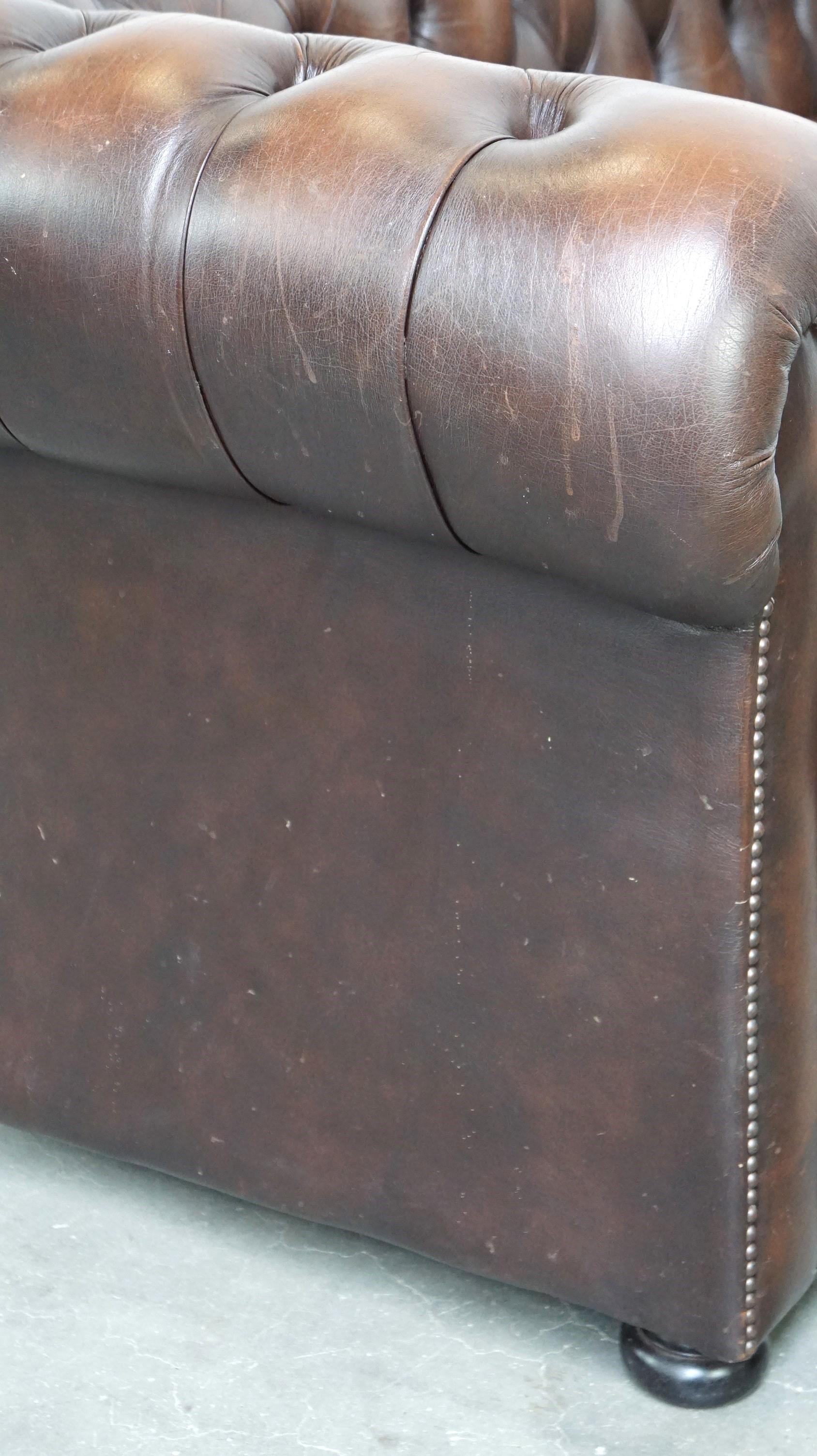 Dunkelbraunes geflammtes Rindsleder Englisches 2,5-Sitzer Chesterfield Sofa im Angebot 10