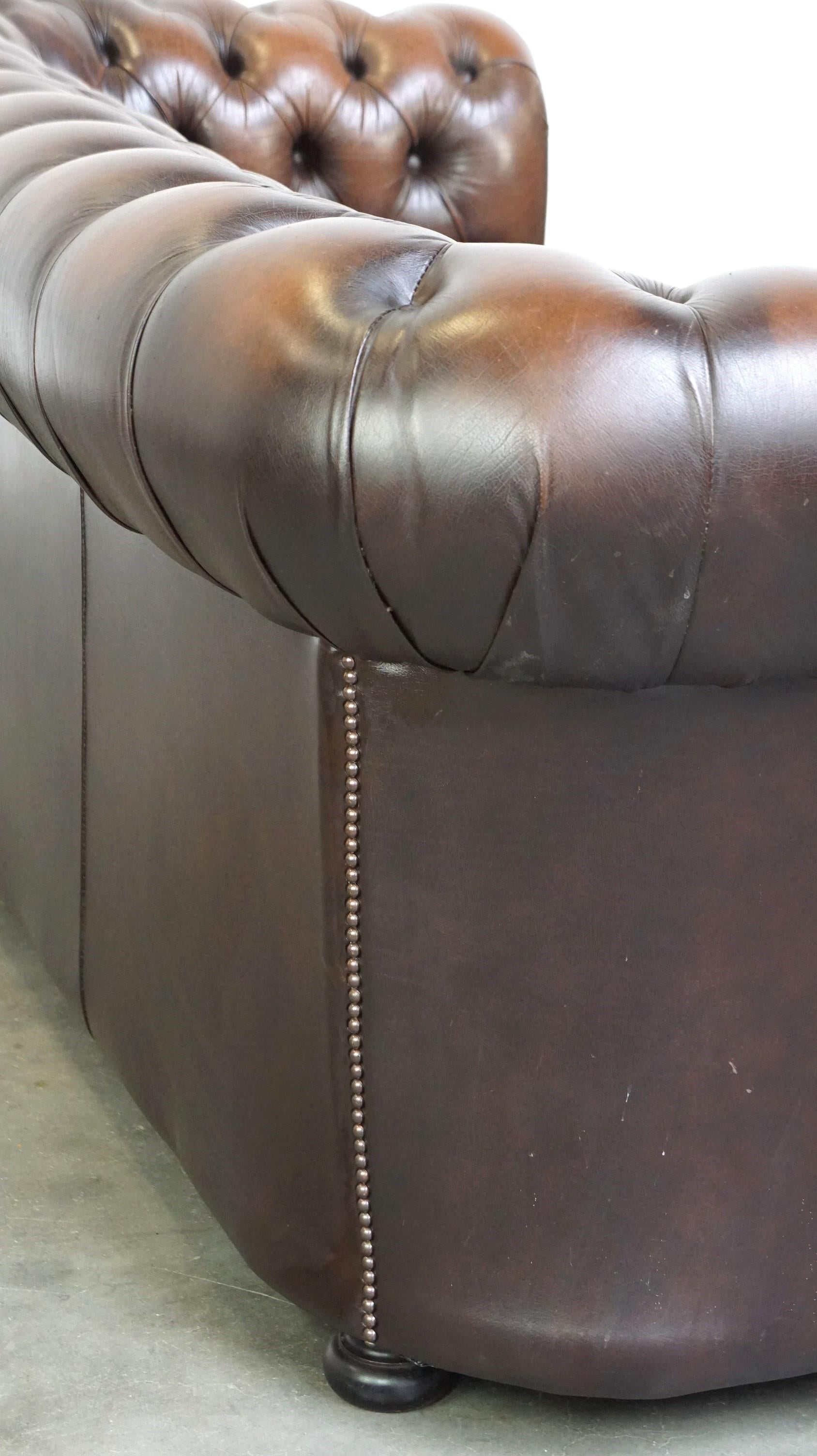 Dunkelbraunes geflammtes Rindsleder Englisches 2,5-Sitzer Chesterfield Sofa im Angebot 11