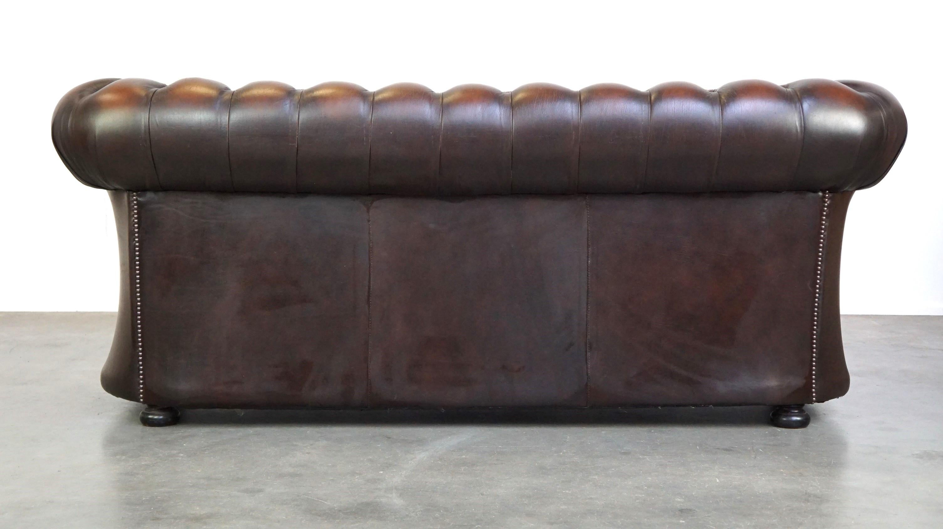 Dunkelbraunes geflammtes Rindsleder Englisches 2,5-Sitzer Chesterfield Sofa (Handgefertigt) im Angebot