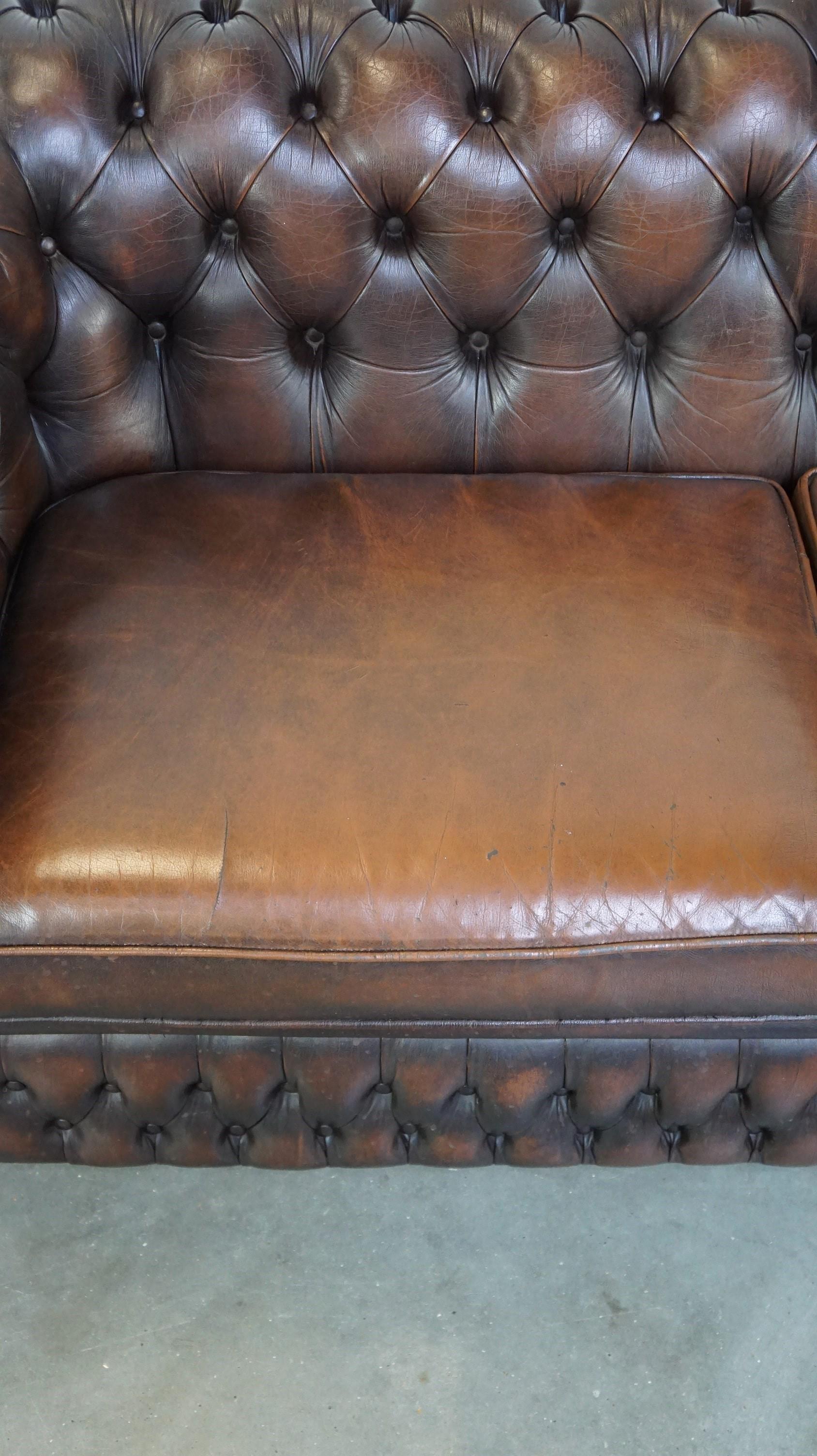 Dunkelbraunes geflammtes Rindsleder Englisches 2,5-Sitzer Chesterfield Sofa (20. Jahrhundert) im Angebot
