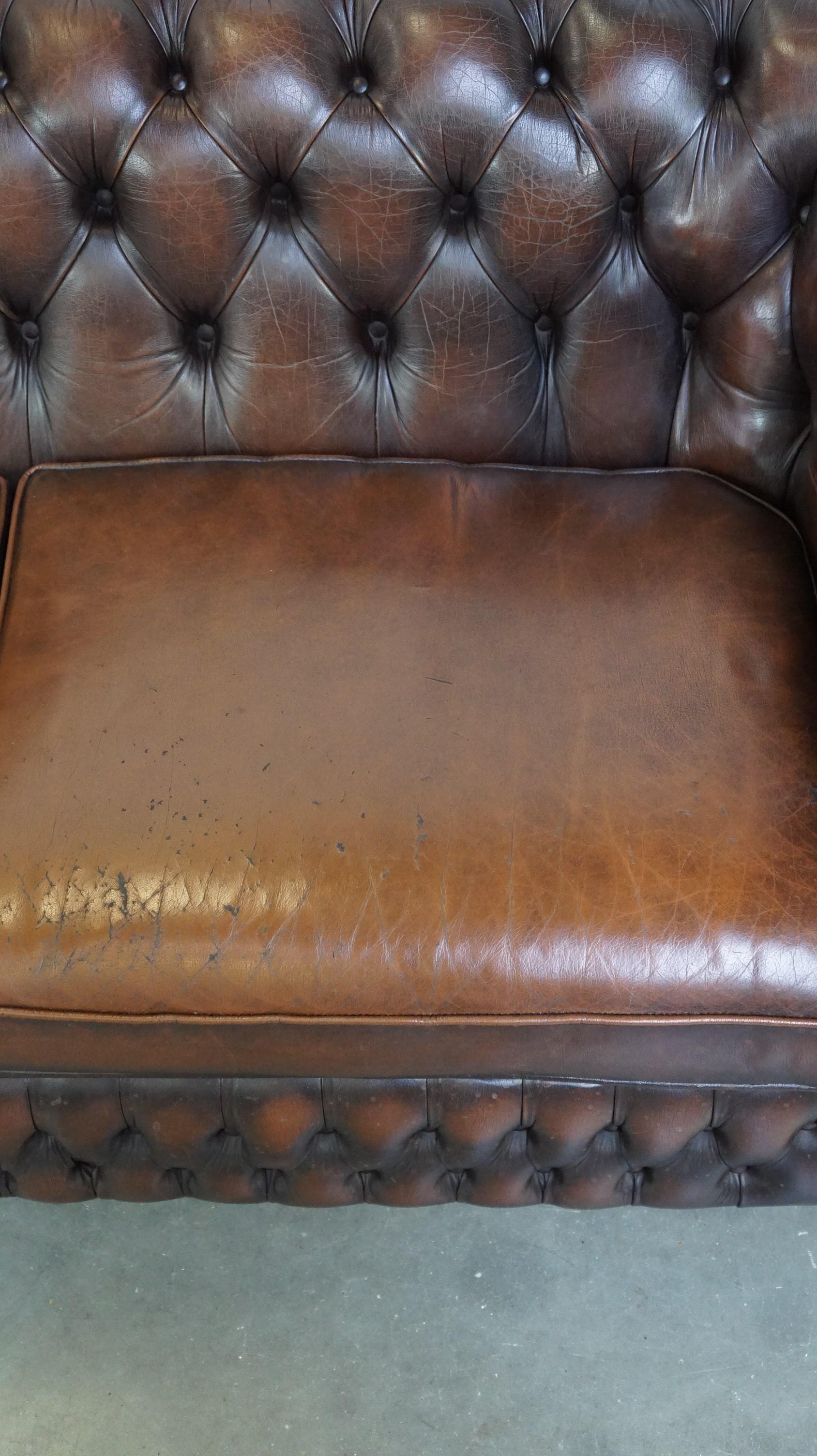Dunkelbraunes geflammtes Rindsleder Englisches 2,5-Sitzer Chesterfield Sofa im Angebot 1