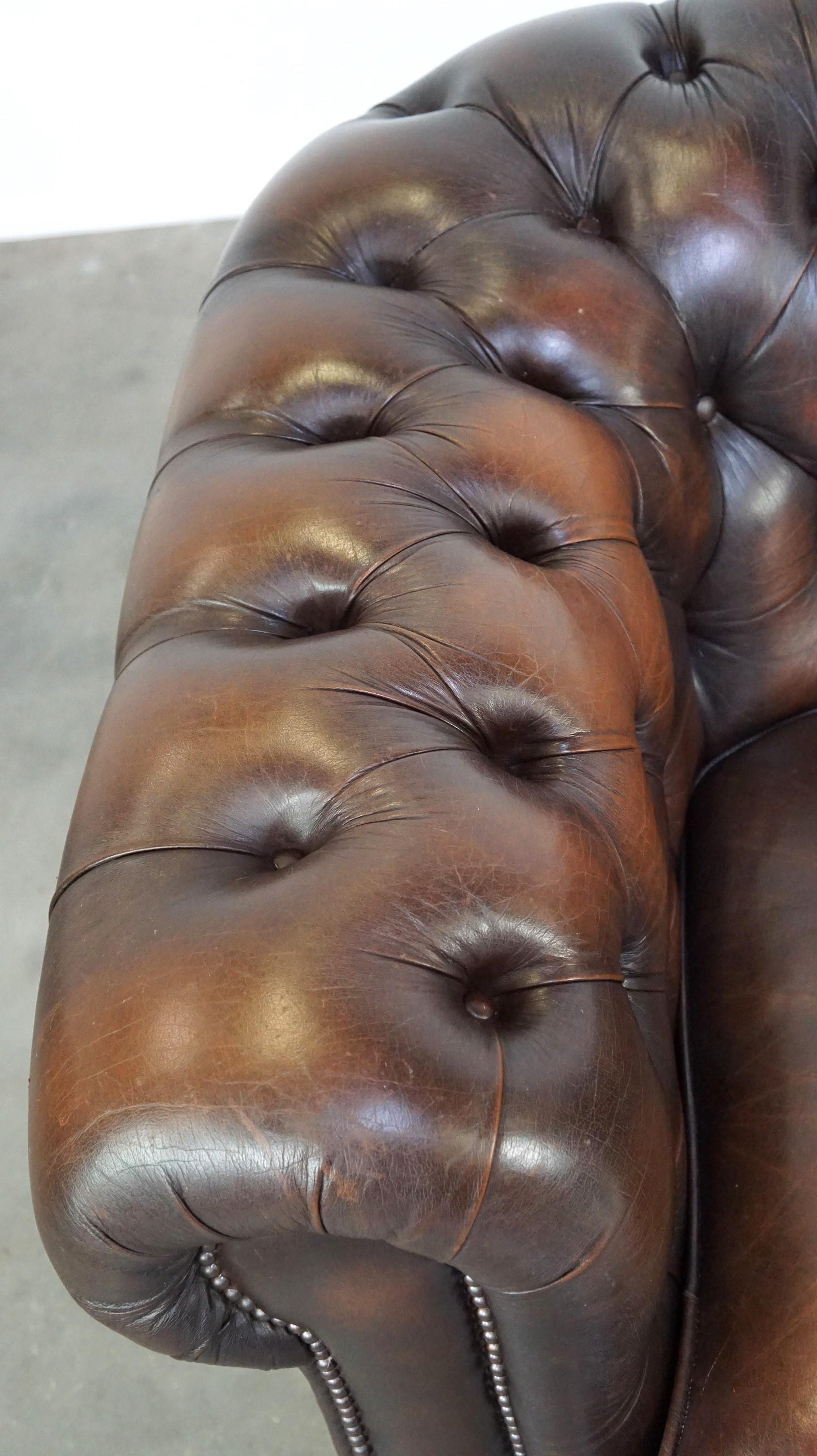 Dunkelbraunes geflammtes Rindsleder Englisches 2,5-Sitzer Chesterfield Sofa im Angebot 2