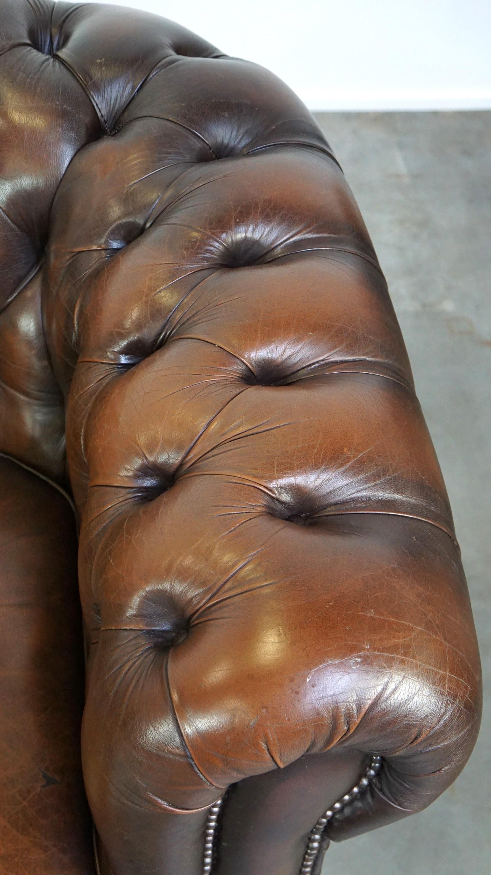 Dunkelbraunes geflammtes Rindsleder Englisches 2,5-Sitzer Chesterfield Sofa im Angebot 3