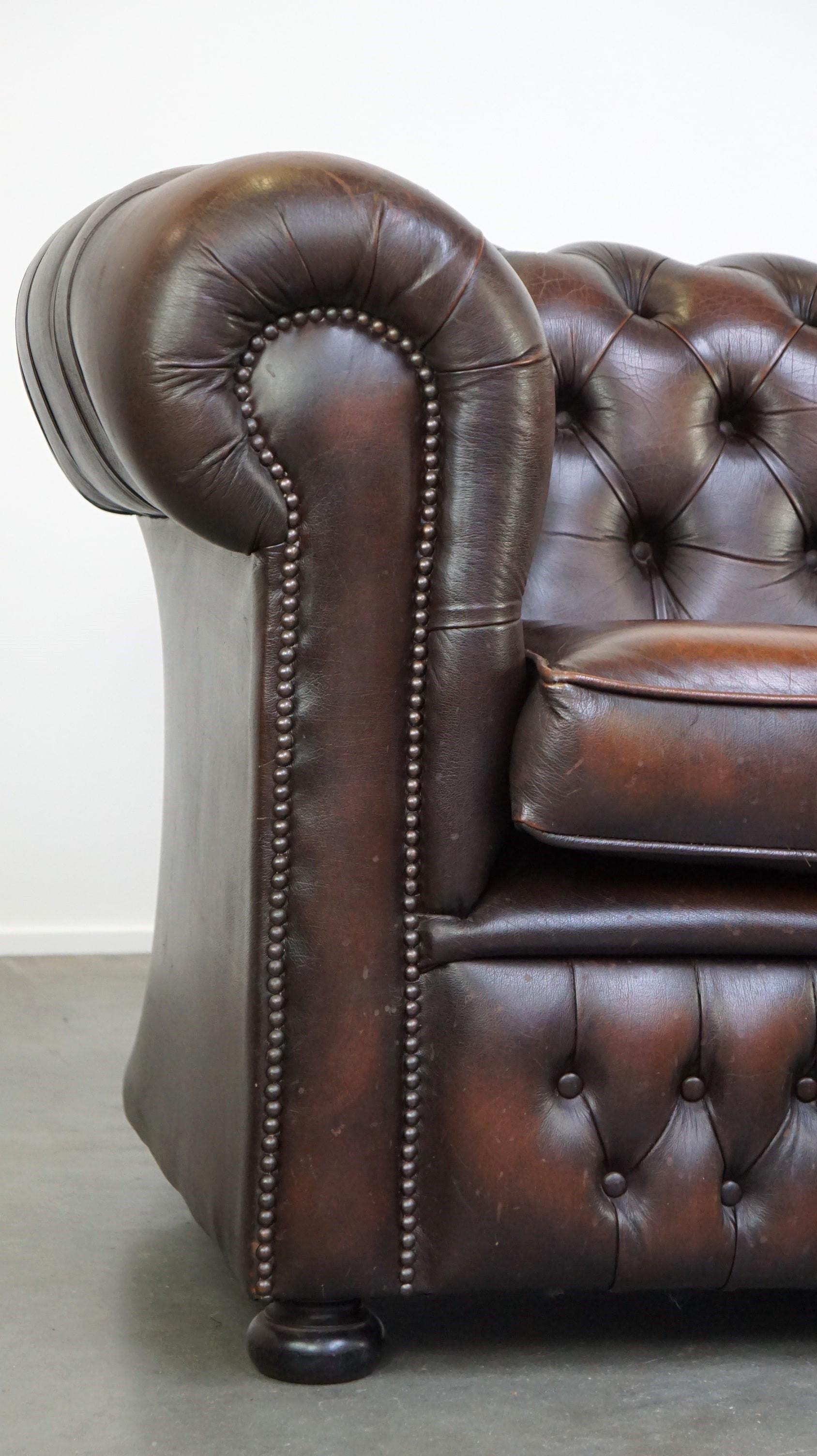 Dunkelbraunes geflammtes Rindsleder Englisches 2,5-Sitzer Chesterfield Sofa im Angebot 4