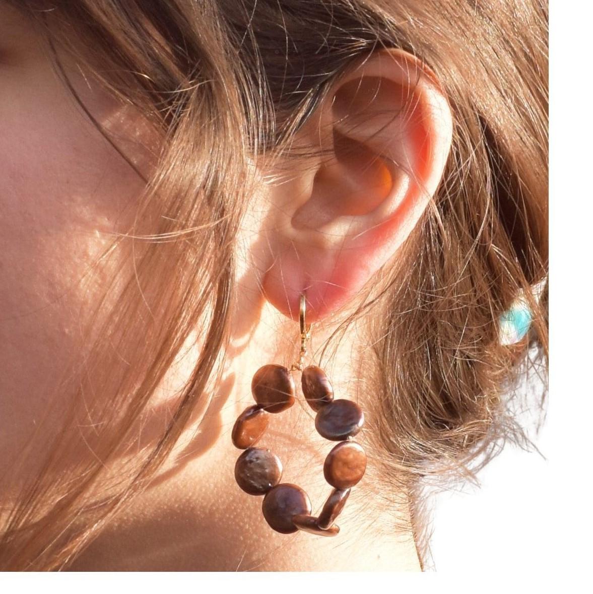 Chiamate Omo Love, queste perle irregolari sono difficili da trovare. Orecchini a cerchio di perle semplici e moderni, realizzati con perle color cioccolato riscaldante, semplicemente perfette.

DETTAGLI
Marchio: Ifemi Jewell
Ritrovamento: Abbracci